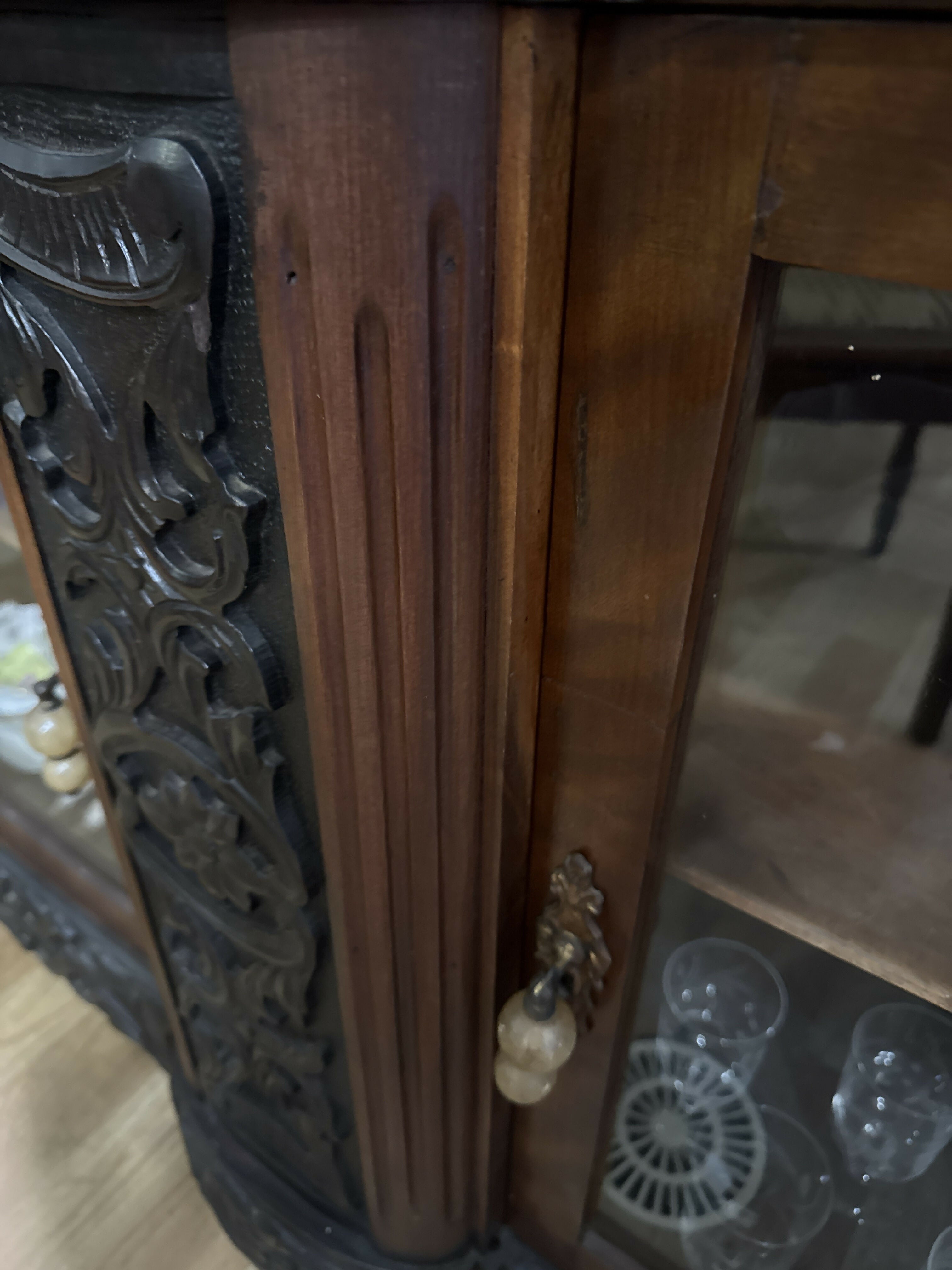 Buffet / Cristaleira Antiga em Madeira Maciça – Entalhes Artesanais