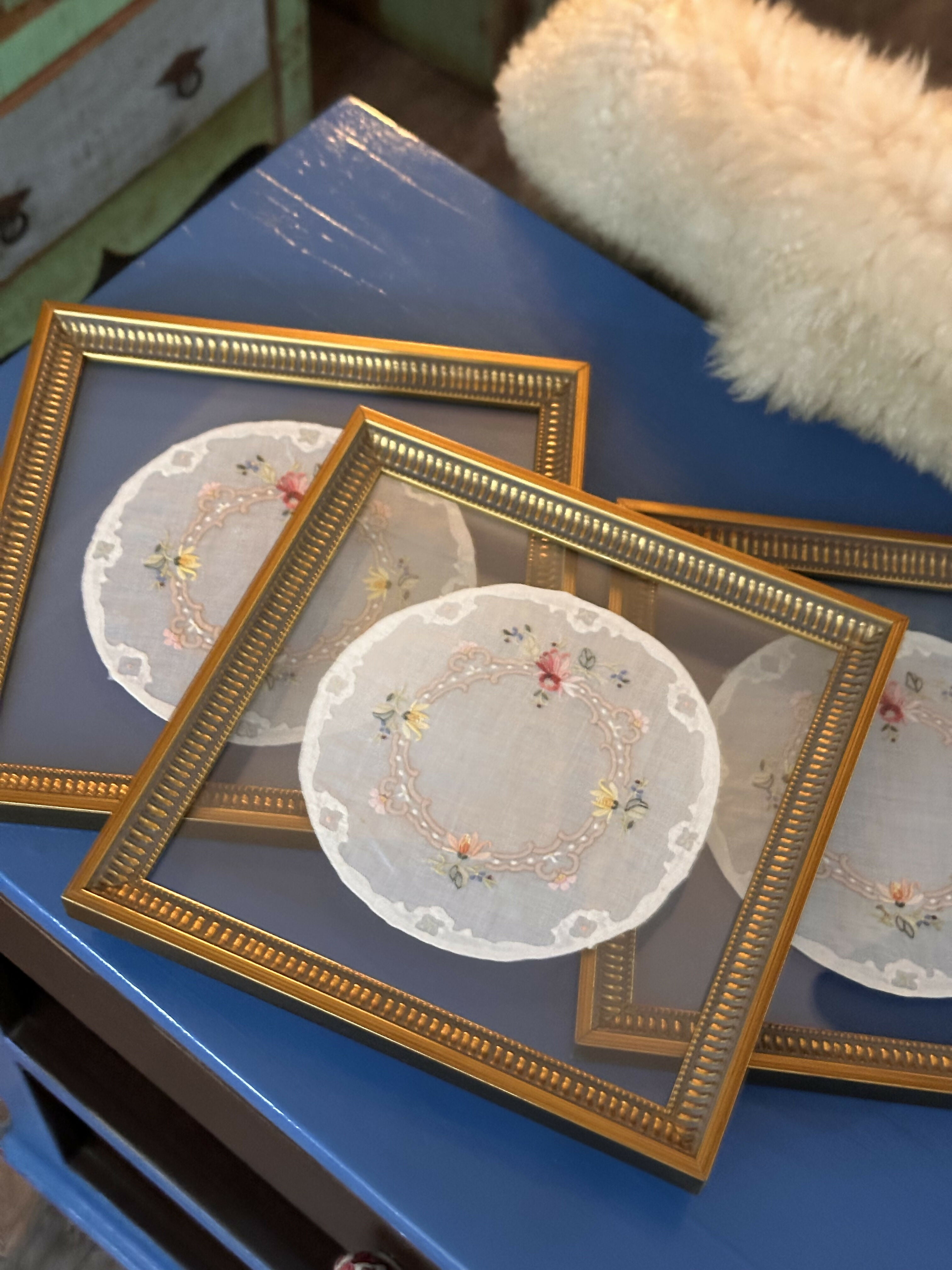 Vintage quadros em moldura dourada em madeira trabalhada , sendo vidro duplo e para dar o charme , toalhinha bordada ao centro ( ilha da Madeira) preço unitário