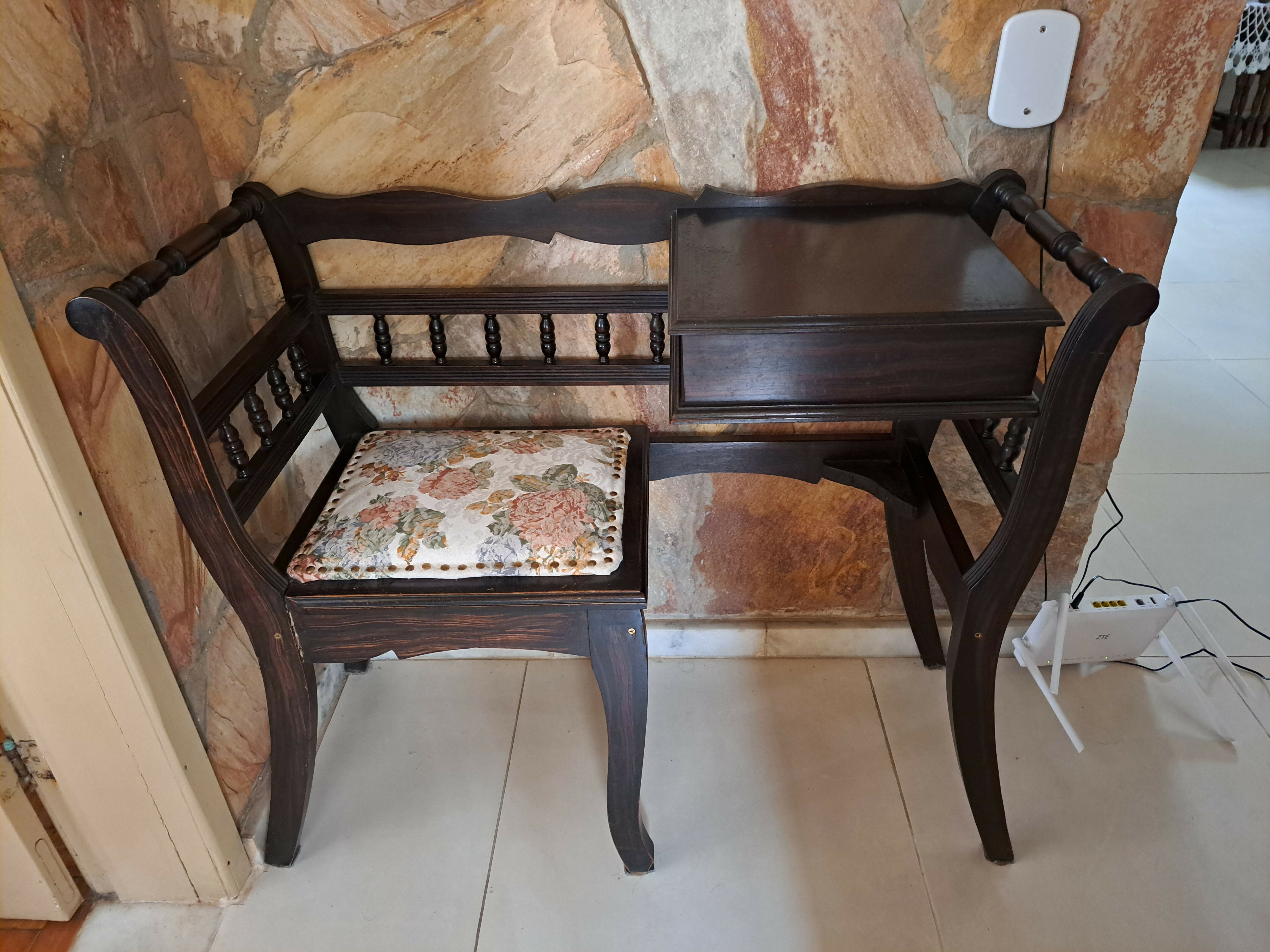 Móvel de telefone antigo/vintage com tecido floral