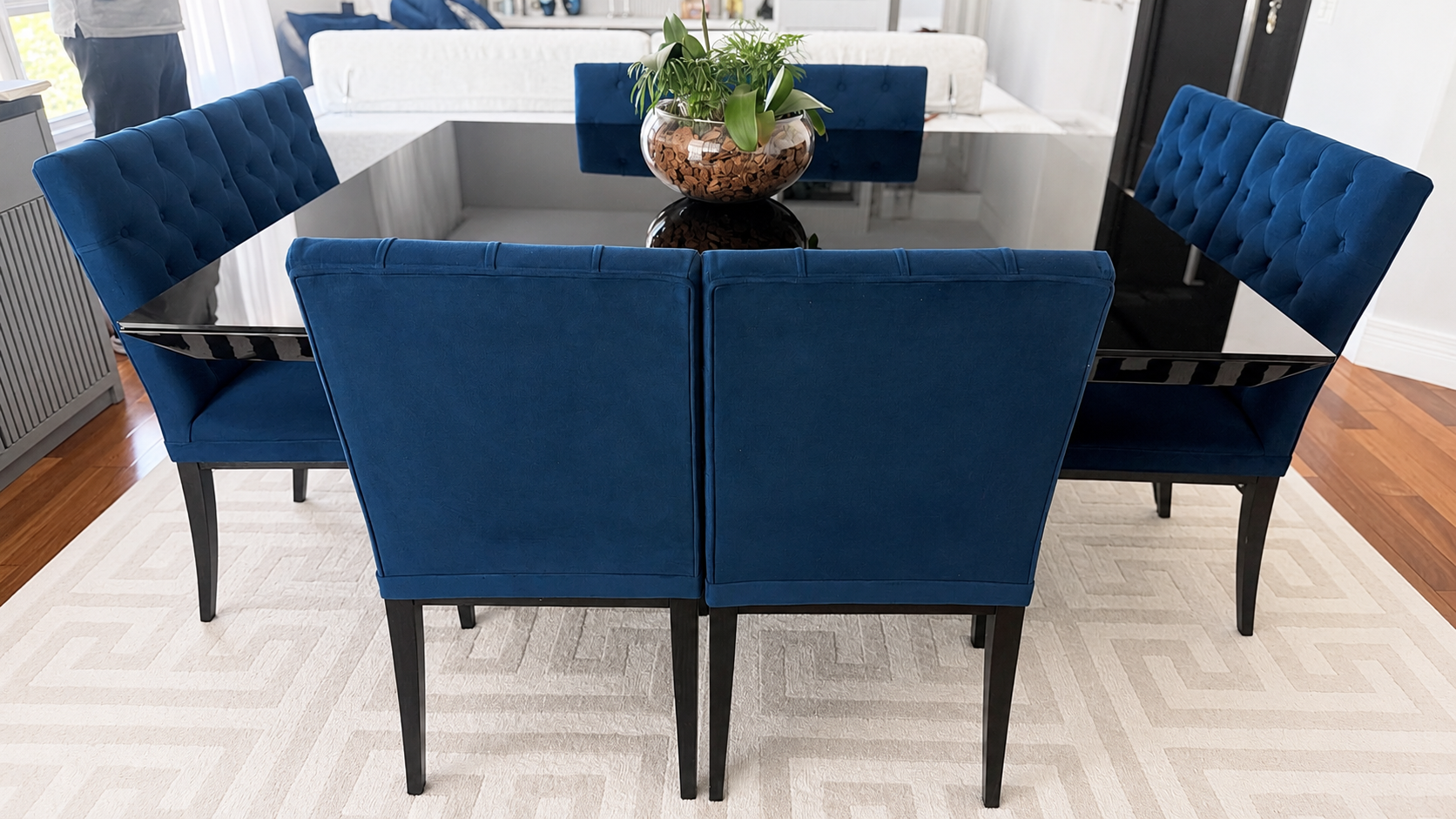 Mesa de jantar quadrada em laca preta com 8 cadeiras Capitonê em azul - Ilustre Móveis