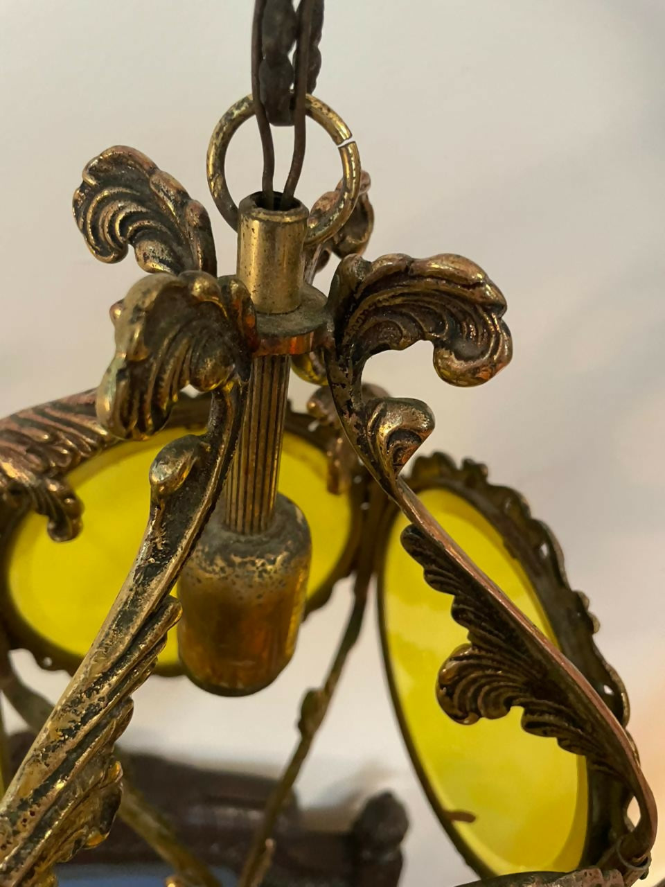 Lustre em bronze e vidro amarelo