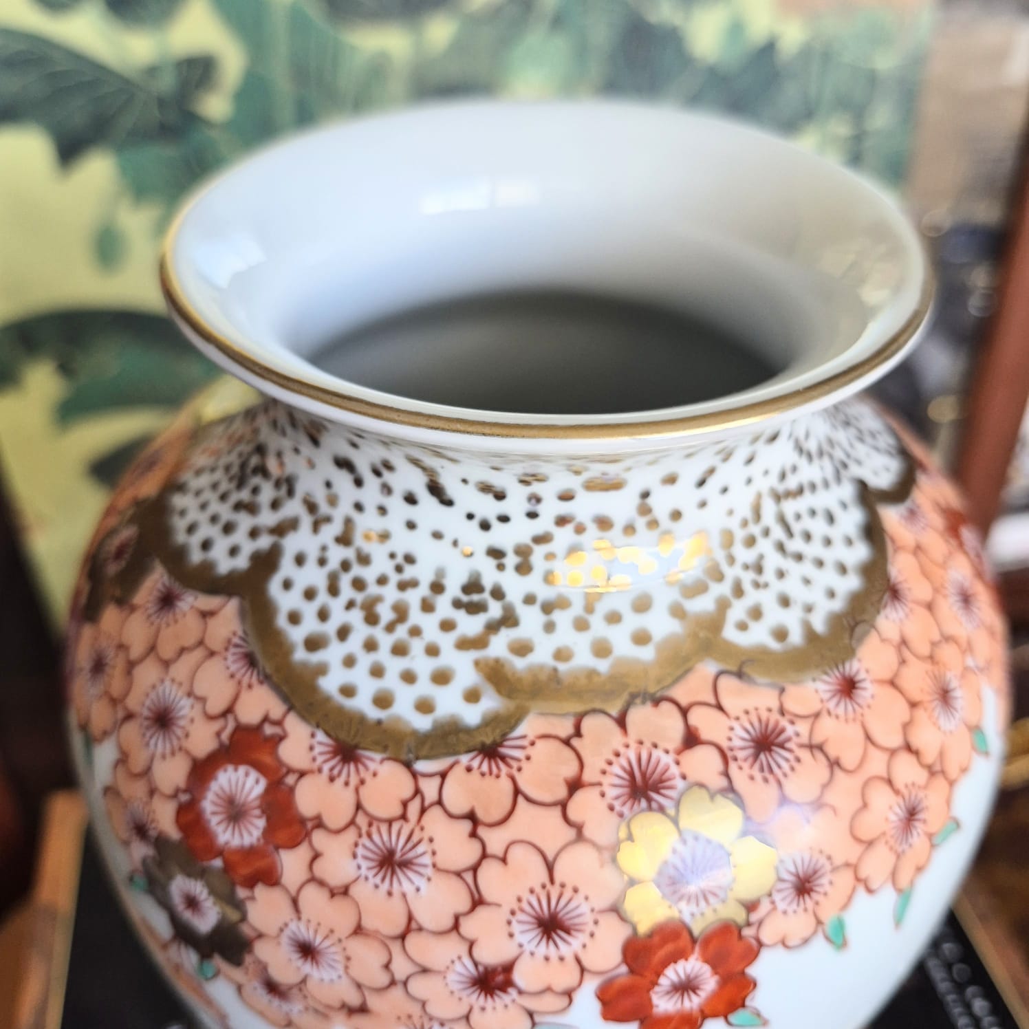  Vaso em porcelana japonesa vintage Arita Imari com a maravilhosa decoração clássica de carruagem (gosho guruma) e flores de cerejeira.  Impecável e de parar o trânsito.