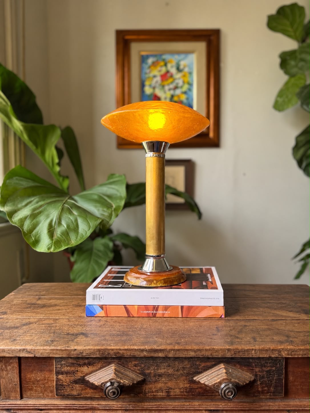 Luminária Abajur com cúpula em acrílico em forma de disco na cor amarela , base em resina e haste metálica