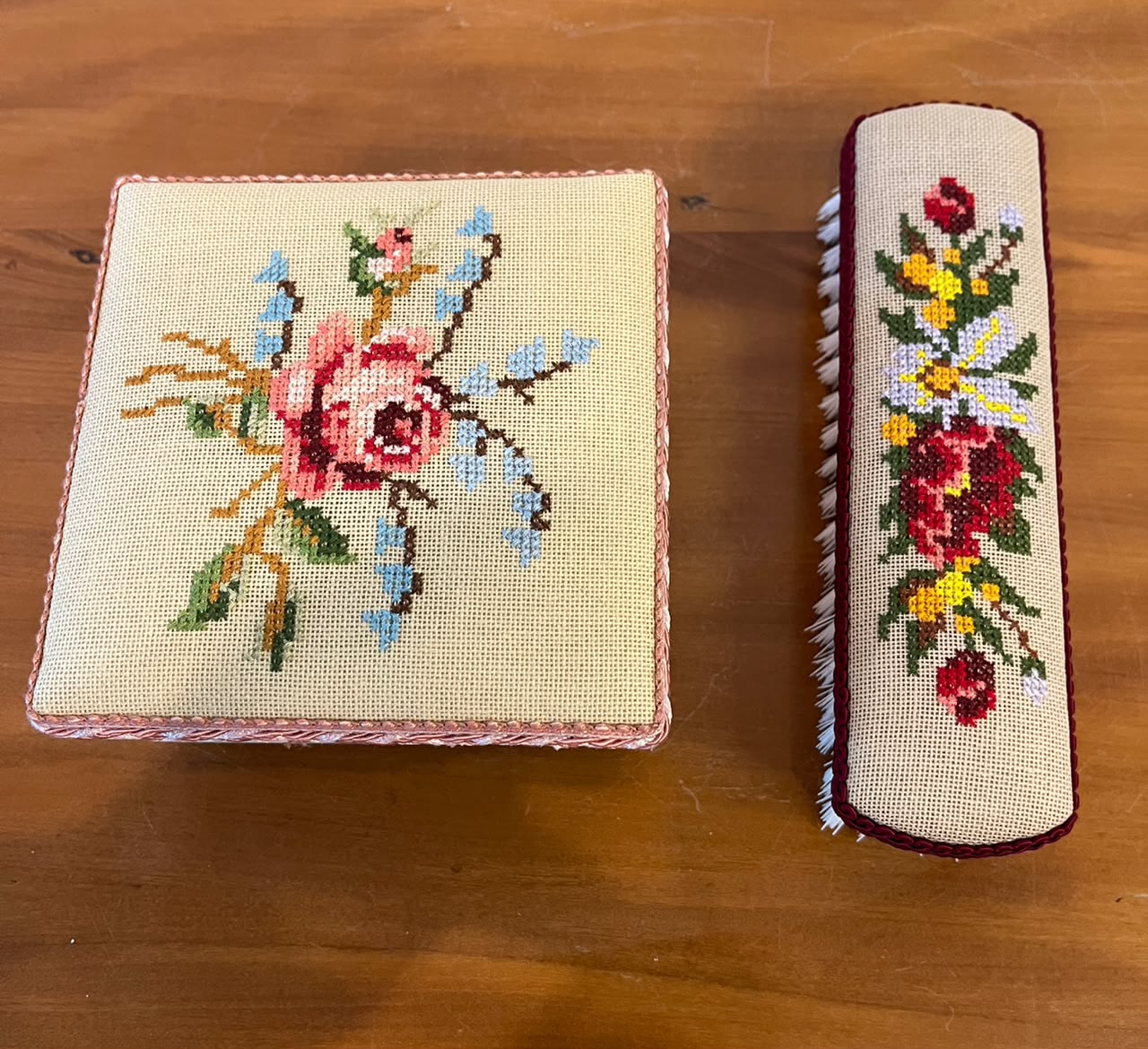 Conjunto vintage de caixa organizadora e escova com bordado floral – 2 peças