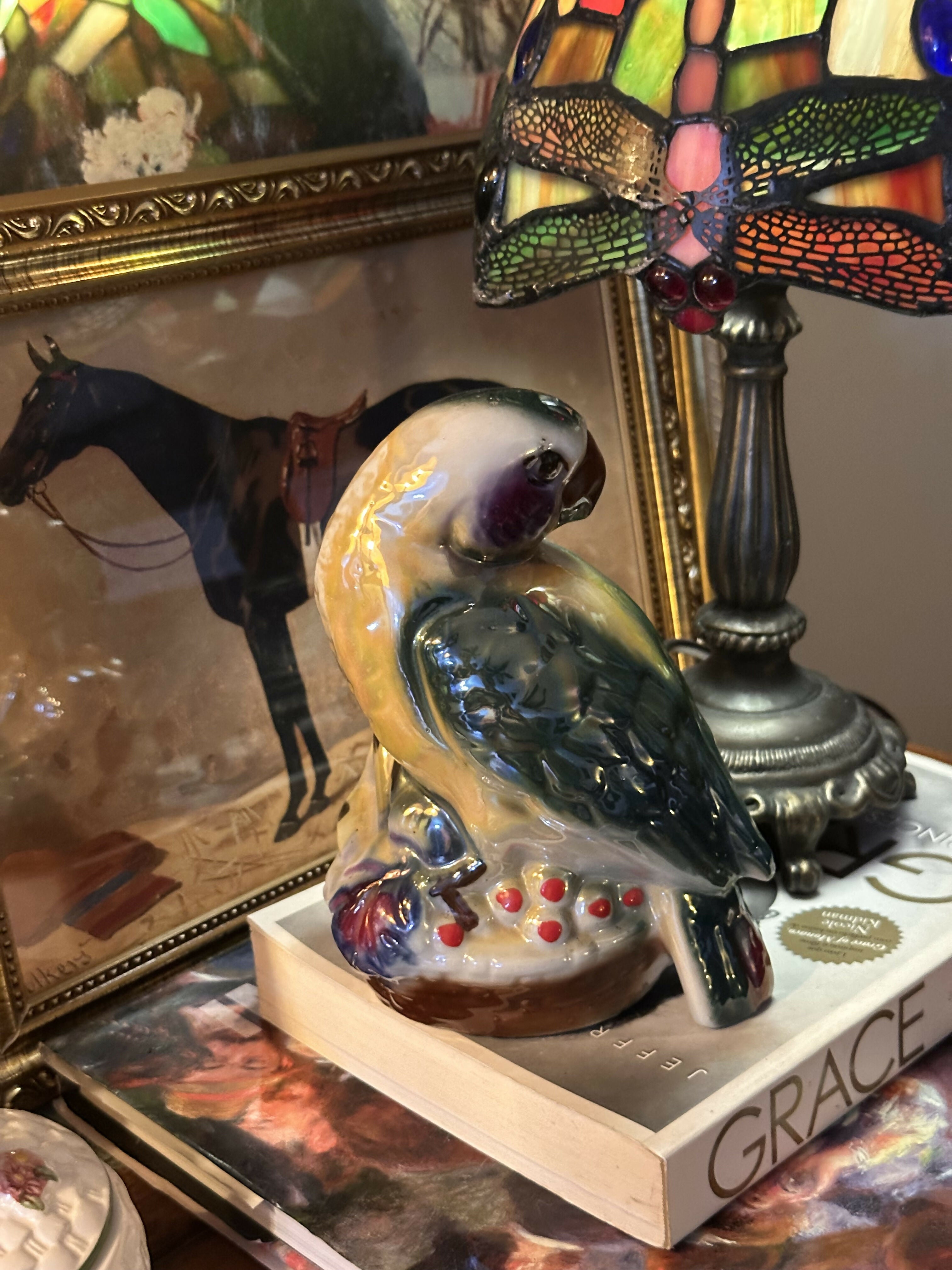 Estatueta antiga de porcelana vitrificada de papagaio