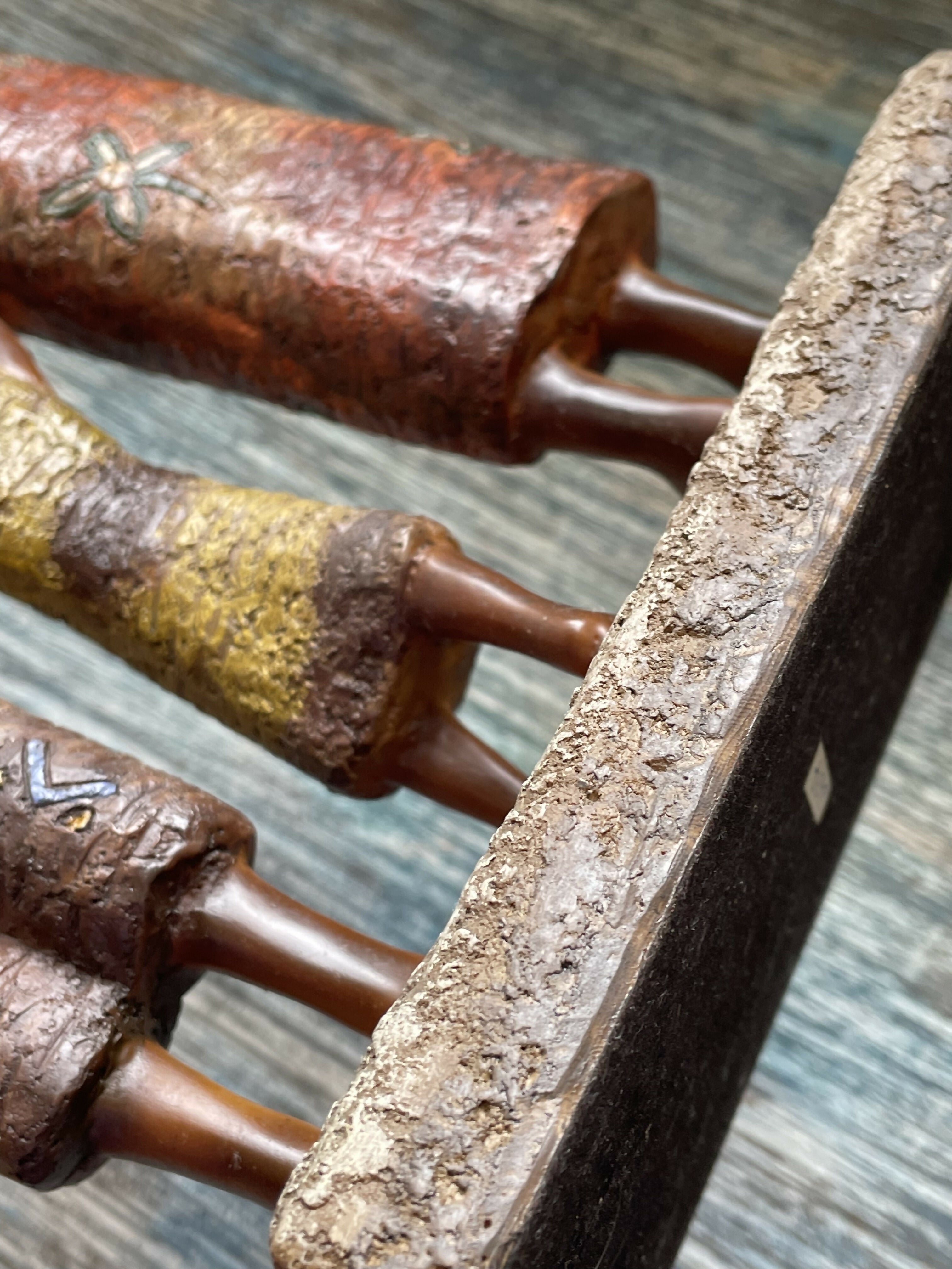 Estatueta em resina retratando família tribal