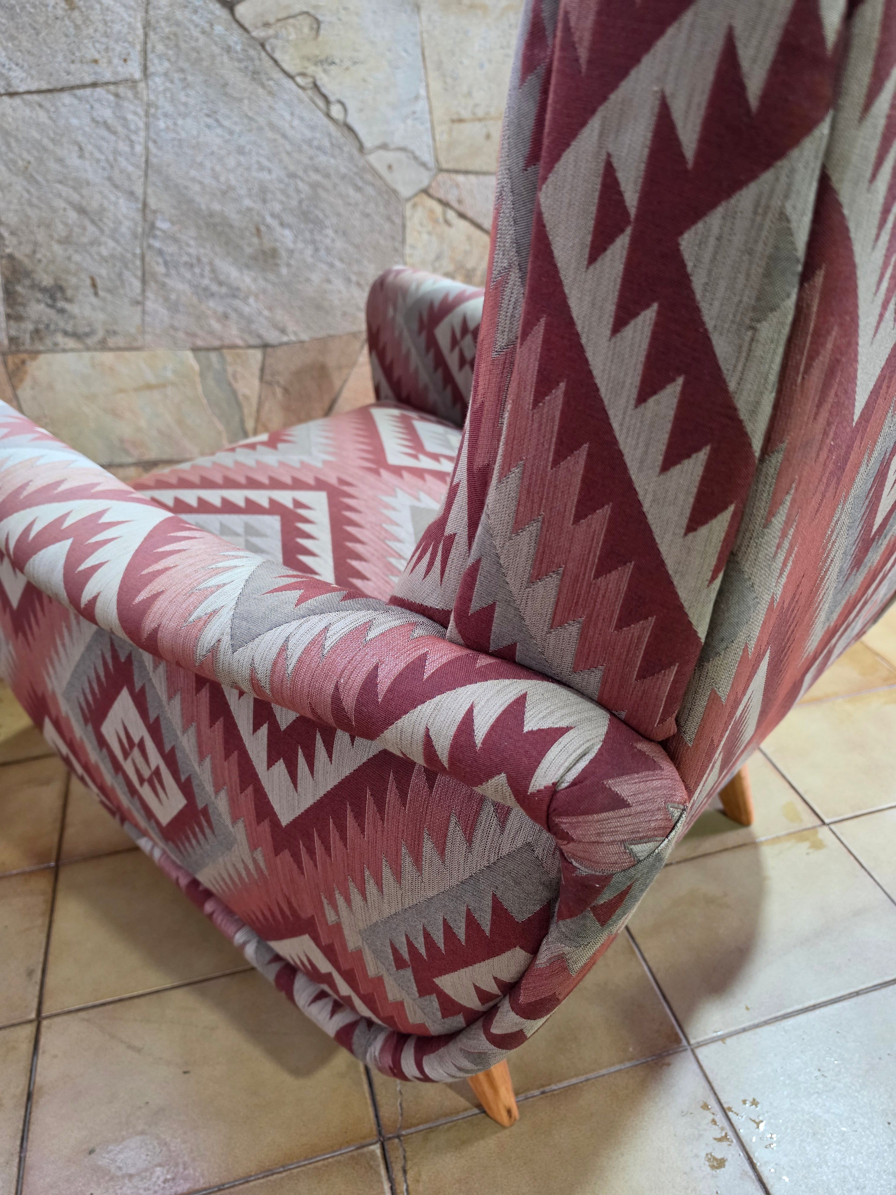Autêntica poltrona Bouclé da década de 1960, mantendo seu tecido original com padrões geométricos