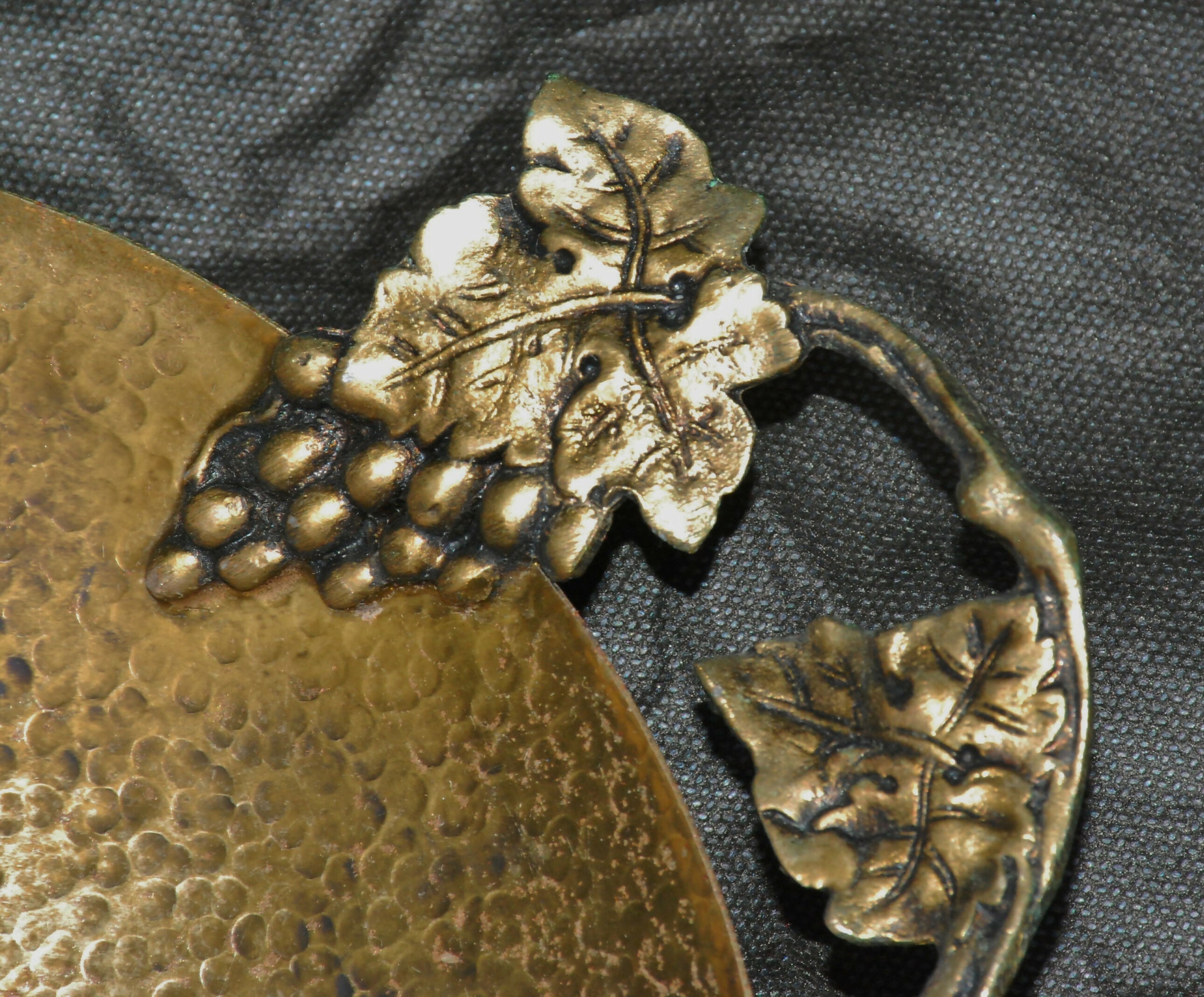 centro mesa metal batido anos 60 ,cabo bronze cacho de uva 26 cm diametro