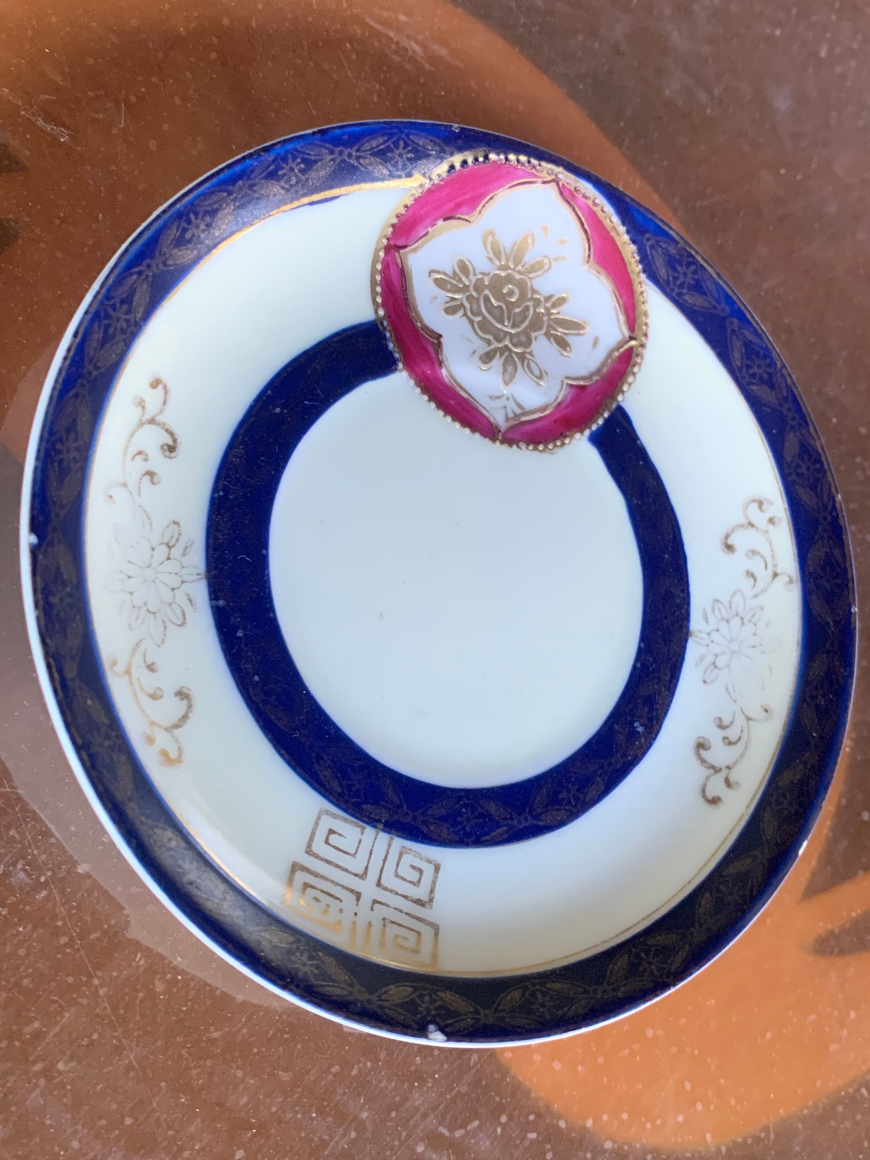 Pequeno e muito antigo pratinho japonês em fina porcelana