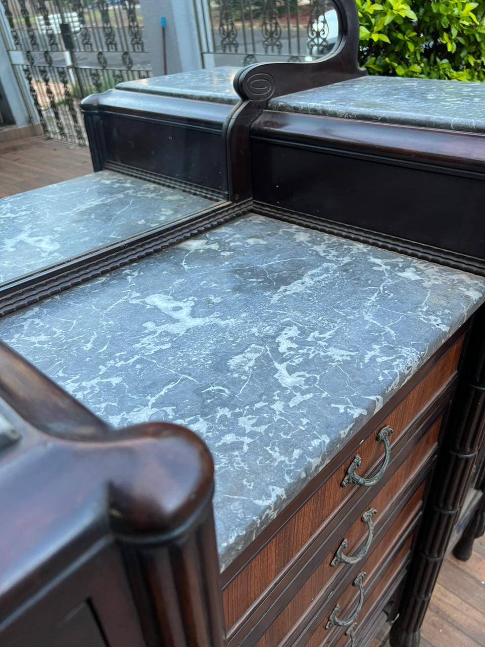 Cristaleira Antiga Art Deco com tampo triplo em mármore Francês e portas em cristal bisotado