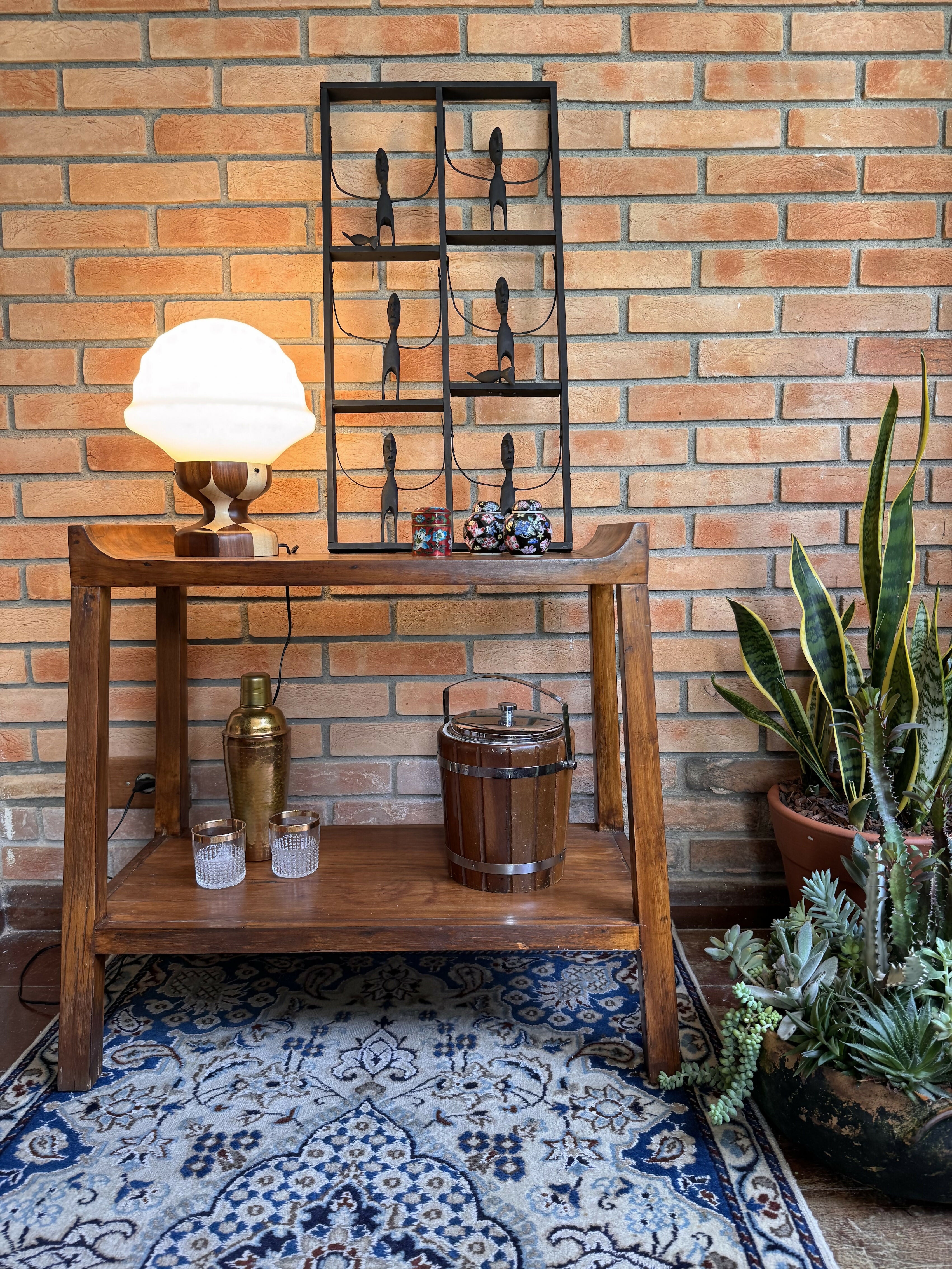 Mesa / mesinha de apoio em madeira nobre maciça