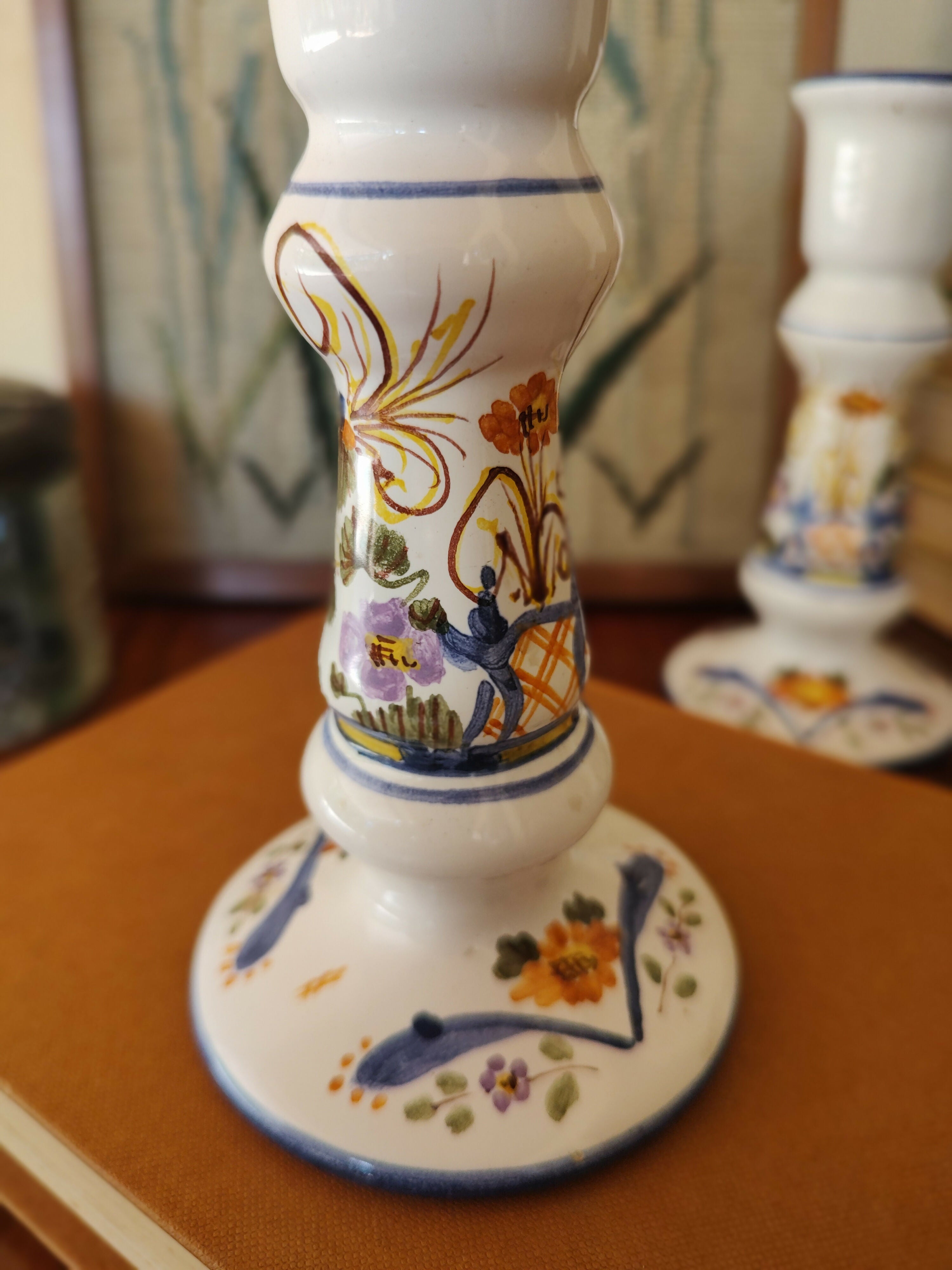 Belíssimo Par de Castiçais em faiança pintada à mão