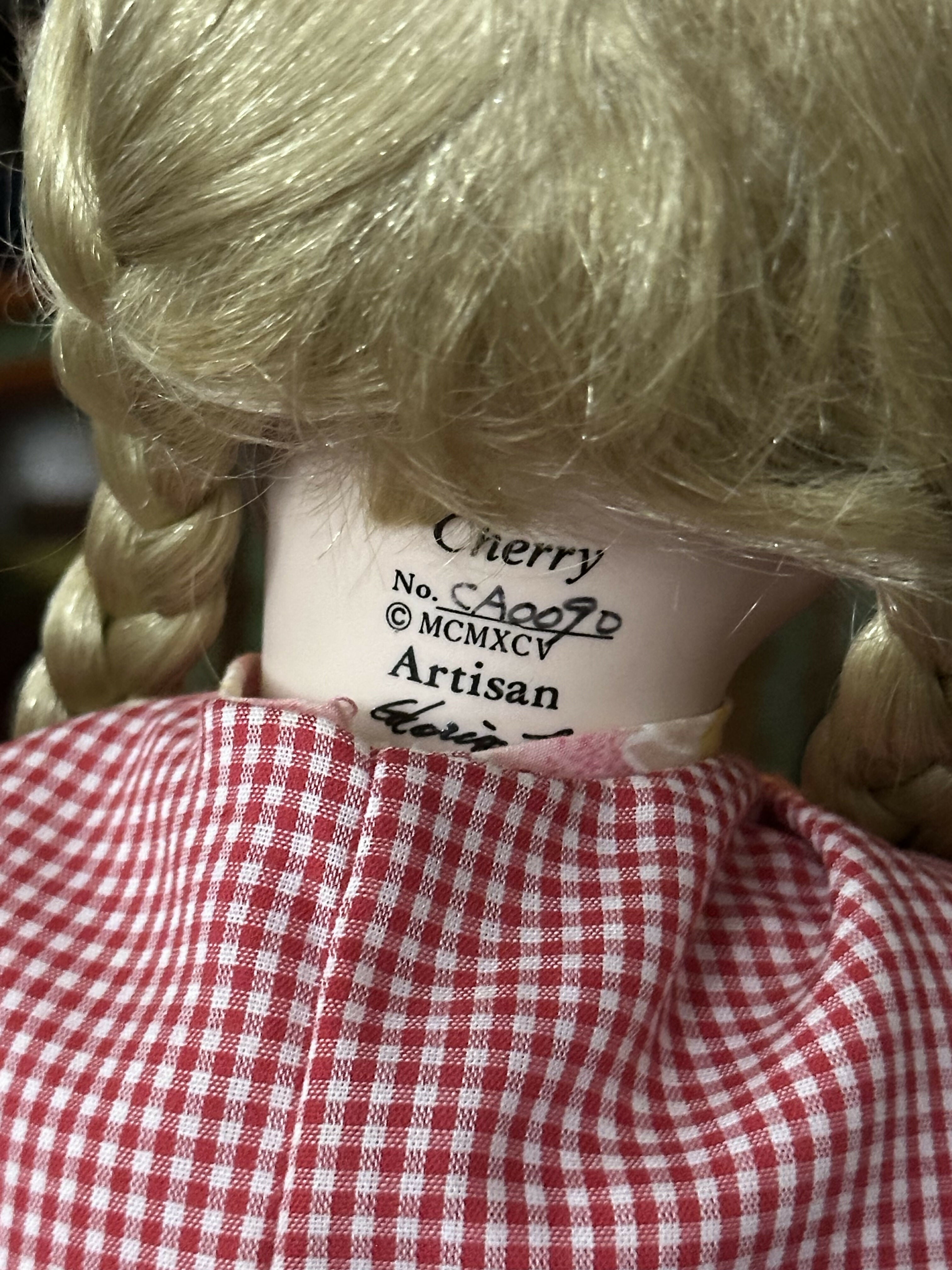 GLORIA LIVY - PORCELANA - GERMANY - Boneca alemã de coleção Cherry- Artisan