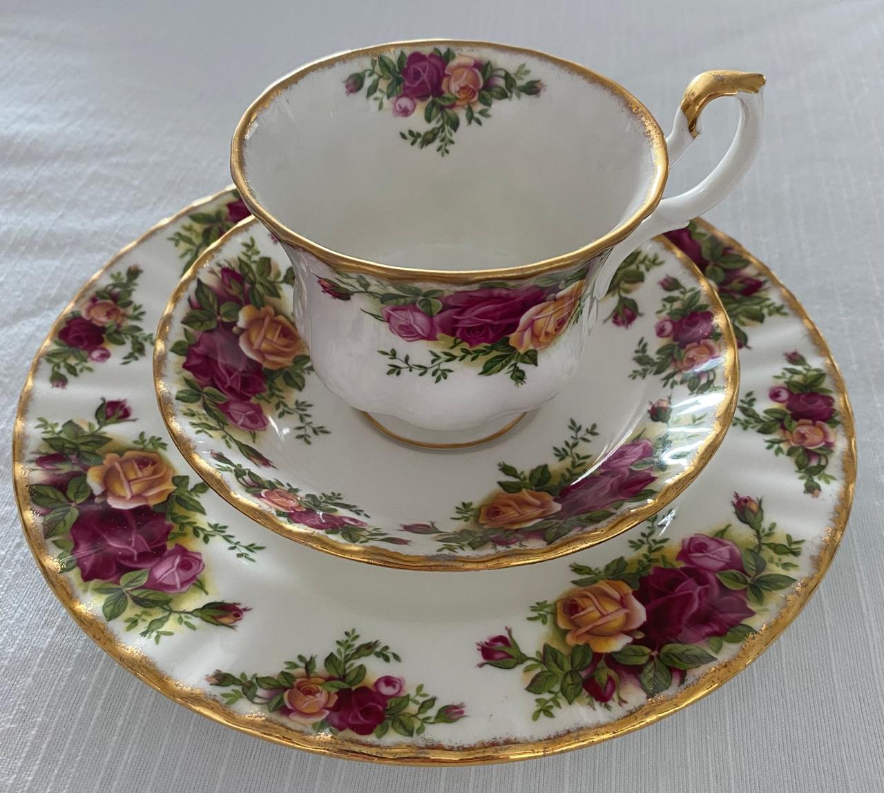 Xicara em porcelana finíssima marca: Royal Albert Bone China England