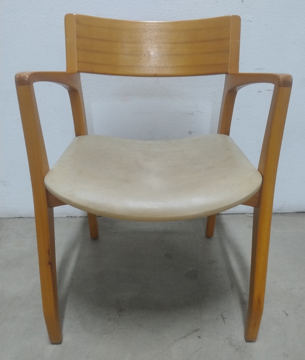 Cadeira Daniella com Braços em Couro Romano (8 unidades disponíveis) 