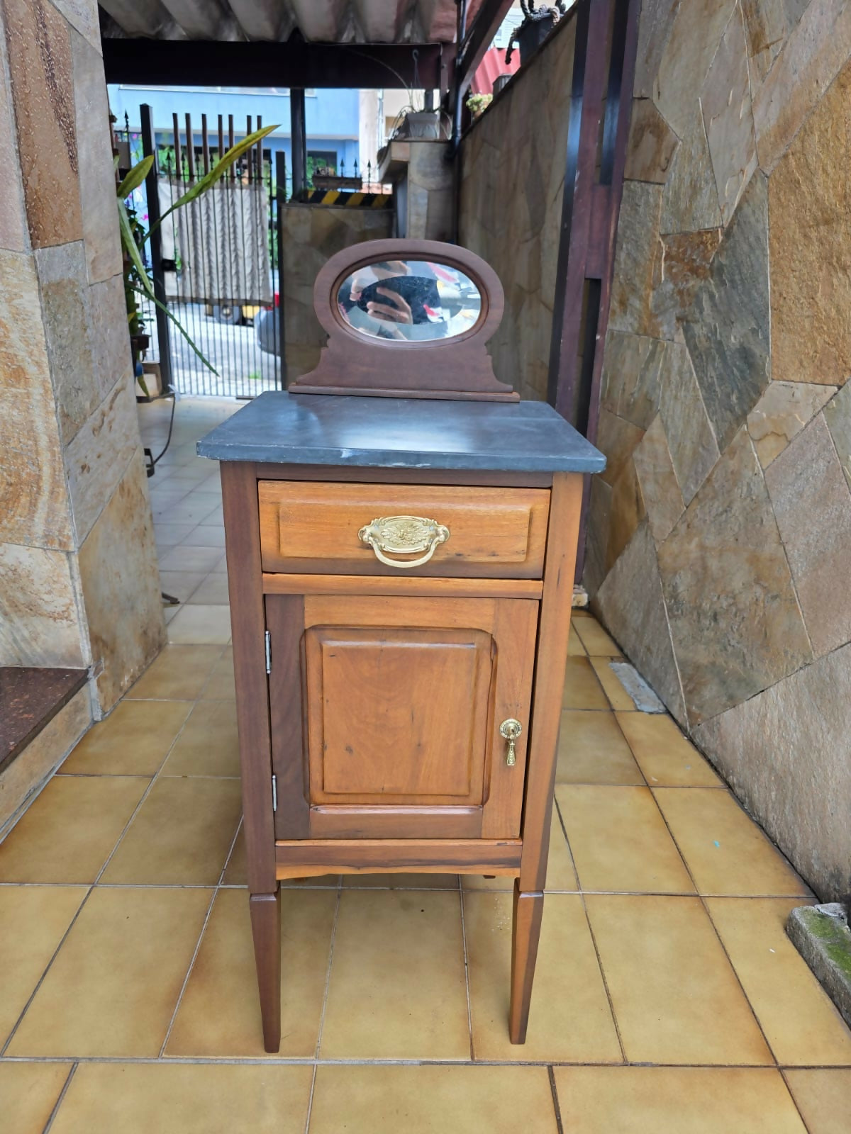 Móvel de cabeceira em imbuia, década de 40 com tampo em mármore