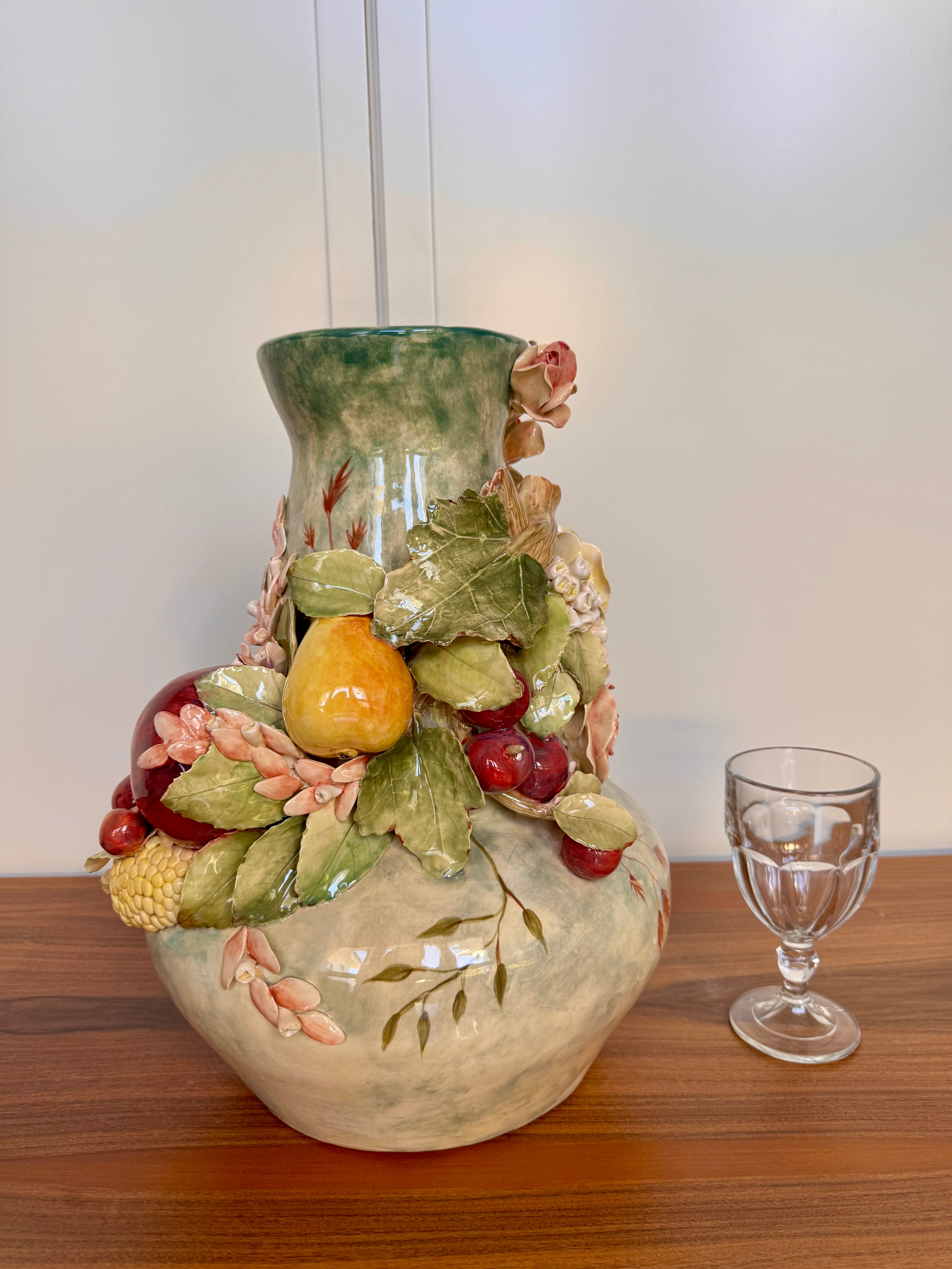 Vaso cerâmico estilo floral com frutas da marca Zanatta.