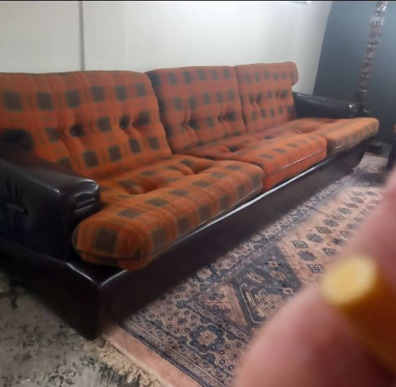 Jogo de Sofá e Poltrona com estofado laranja xadrez 