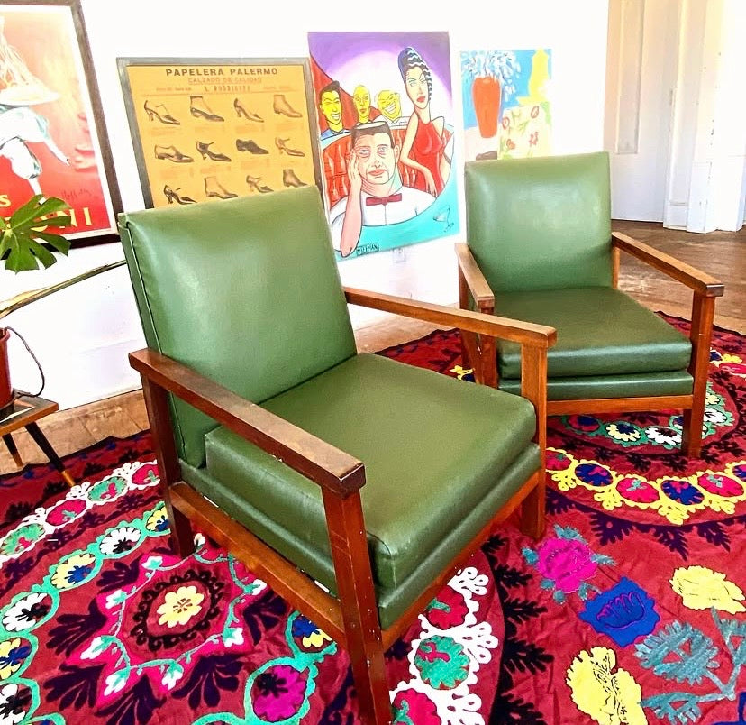 Par de Poltronas anos 60 em Imbuia maciça e estofado verde 