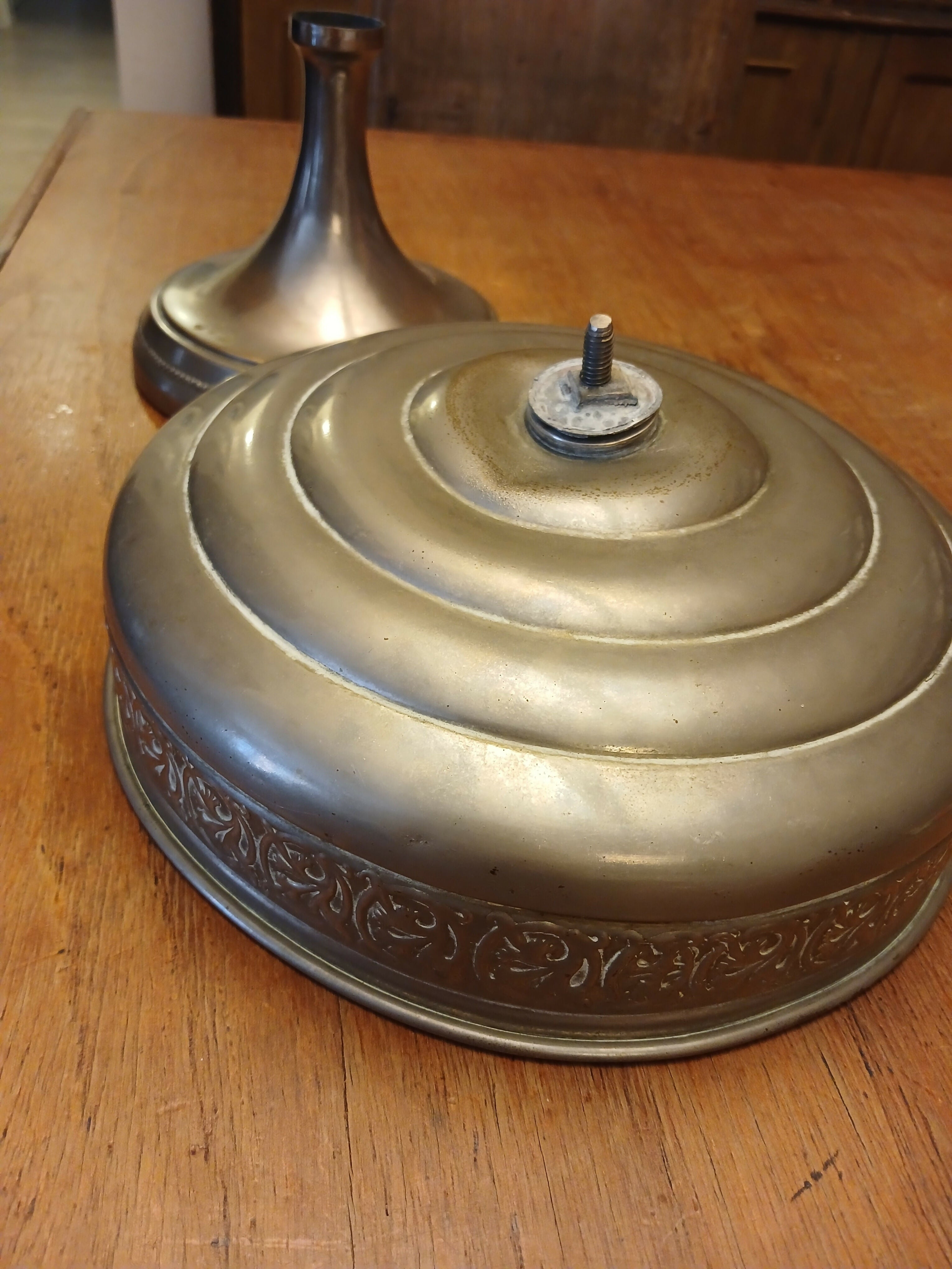 Fruteira antiga de pedestal em metal