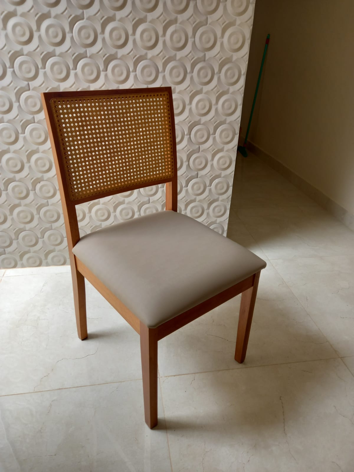 Mesa de jantar redonda (1,20cm diâmetro) com 4 cadeiras de couro ecológico e palha da índia