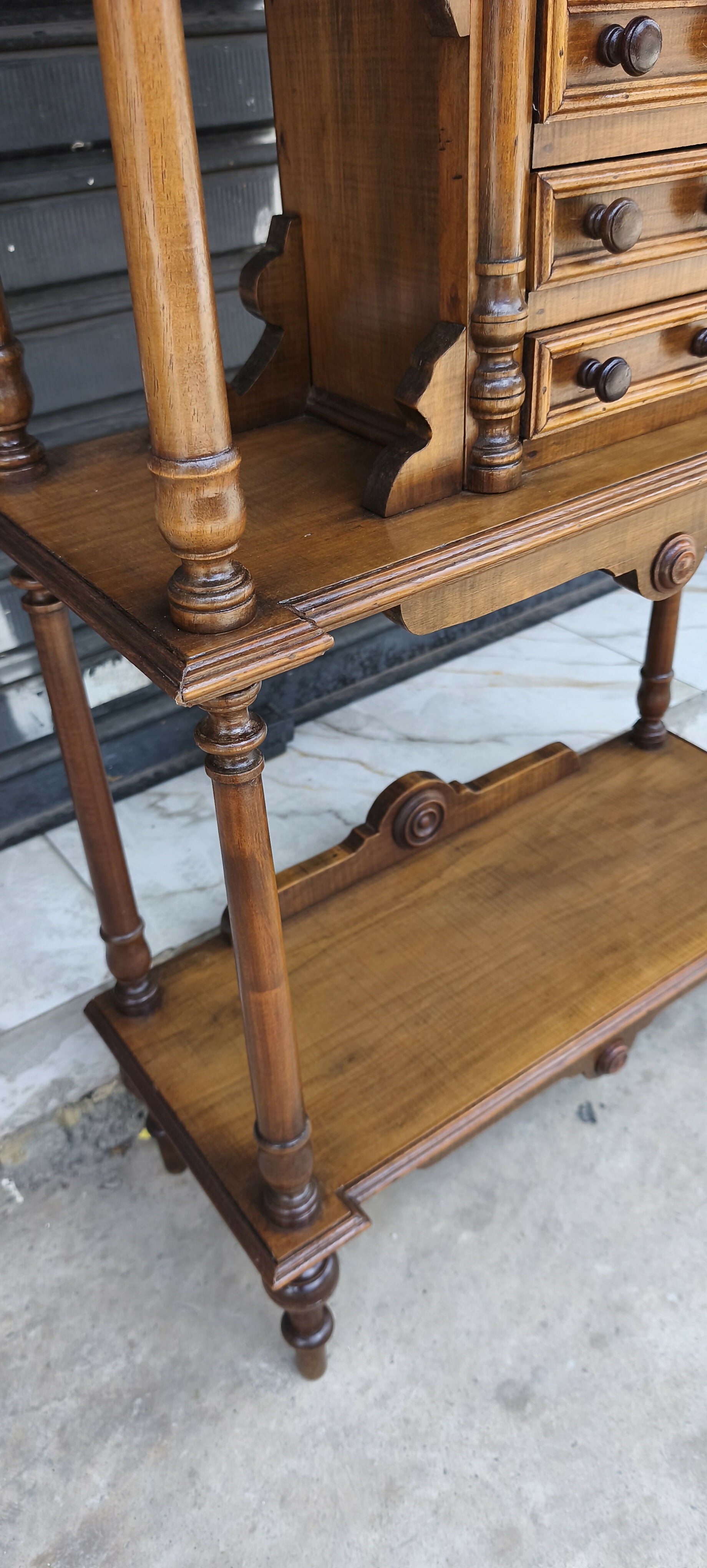 Porta Bibelô Império em madeira nobre e espelho bisotado