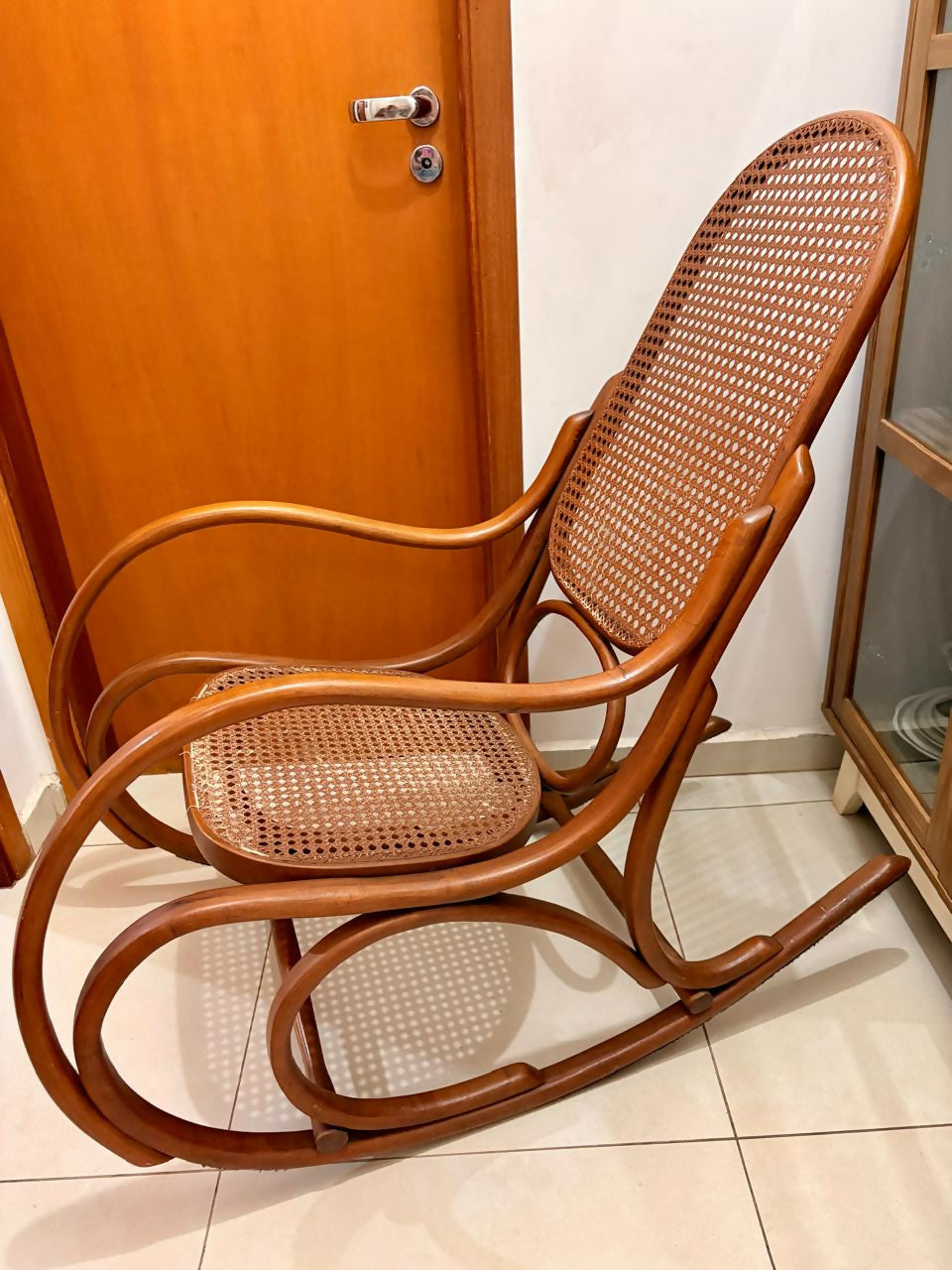 Cadeira de balanço estilo Thonet