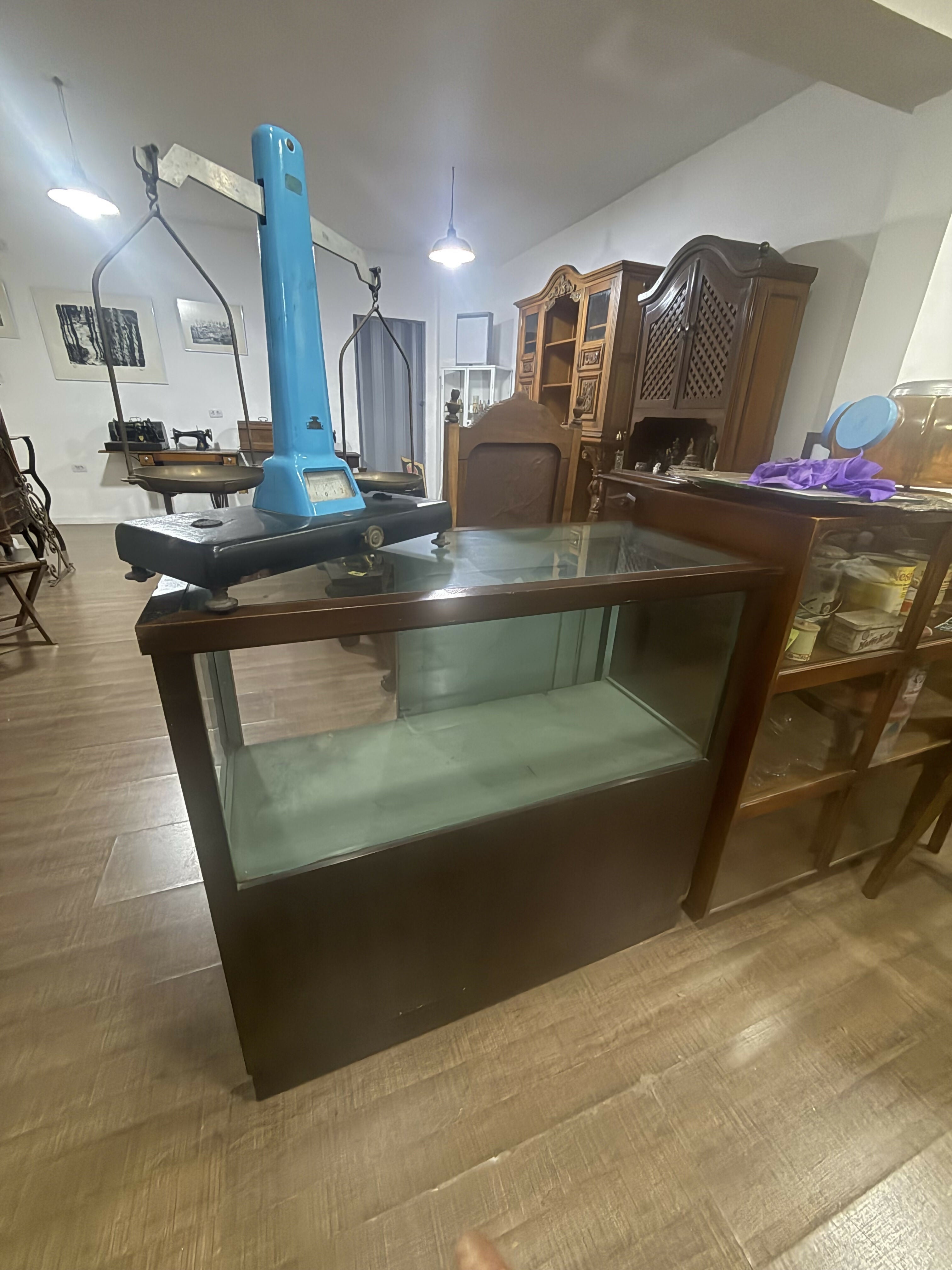 Balcão de Farmácia Antigo com Vitrine em Vidro – Original