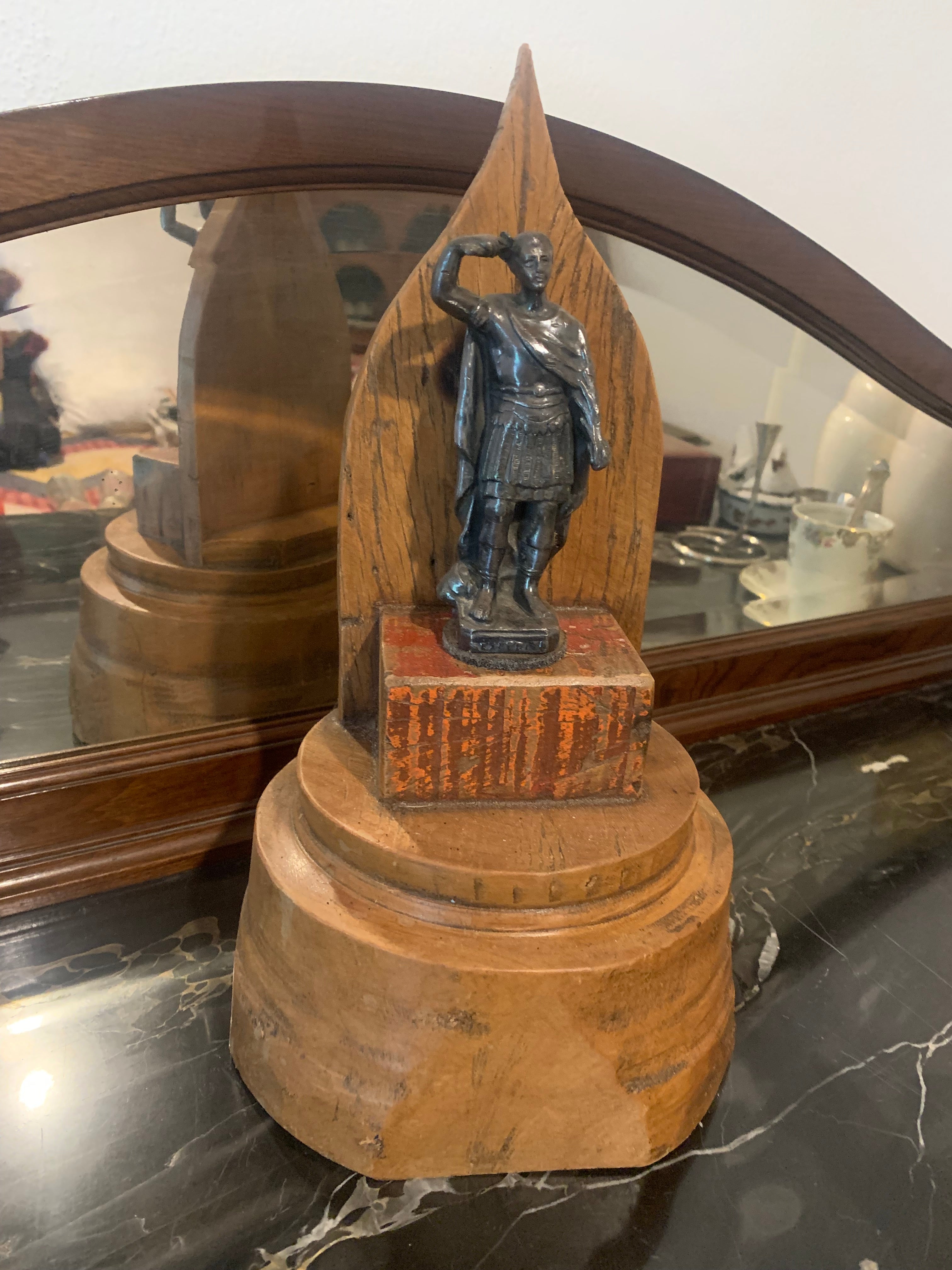 Lindíssimo altar ou oratório em madeira antiga reaproveitada