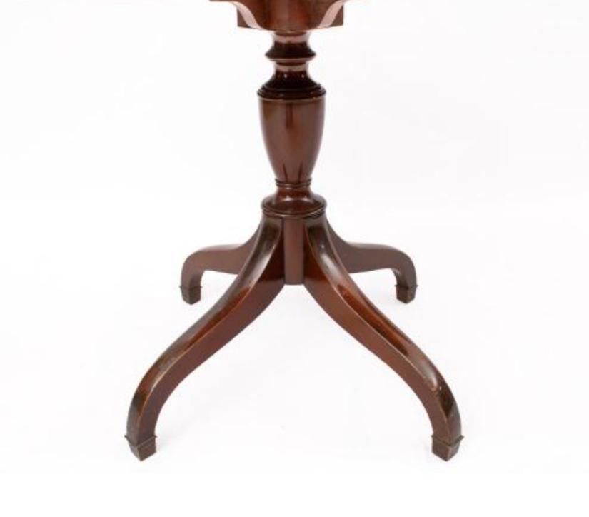 Mesa lateral vintage redonda em mogno com puxador de leão e argola em bronze