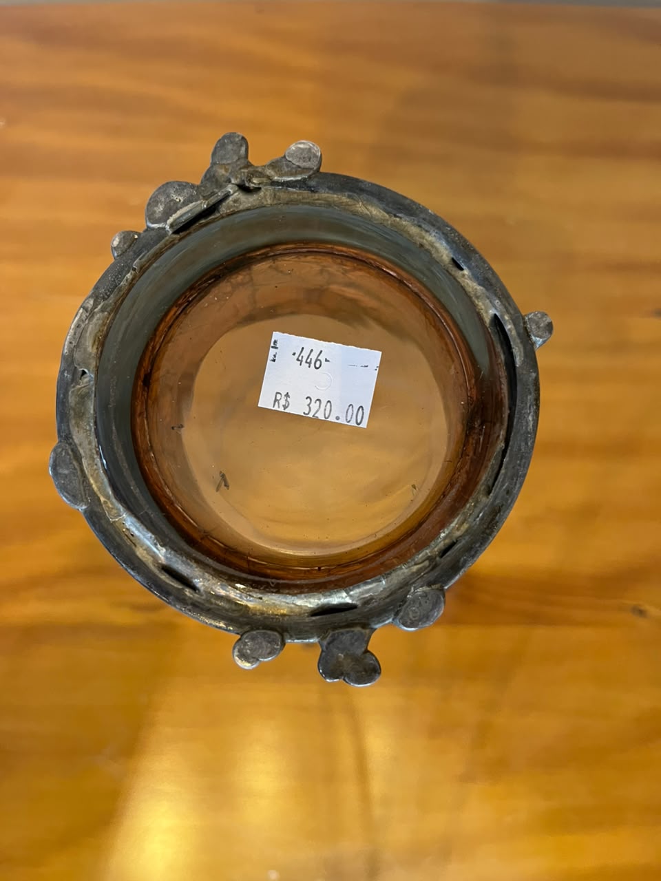 Vaso Decorativo em Vidro com Base Artesanal em Metal e pedras 