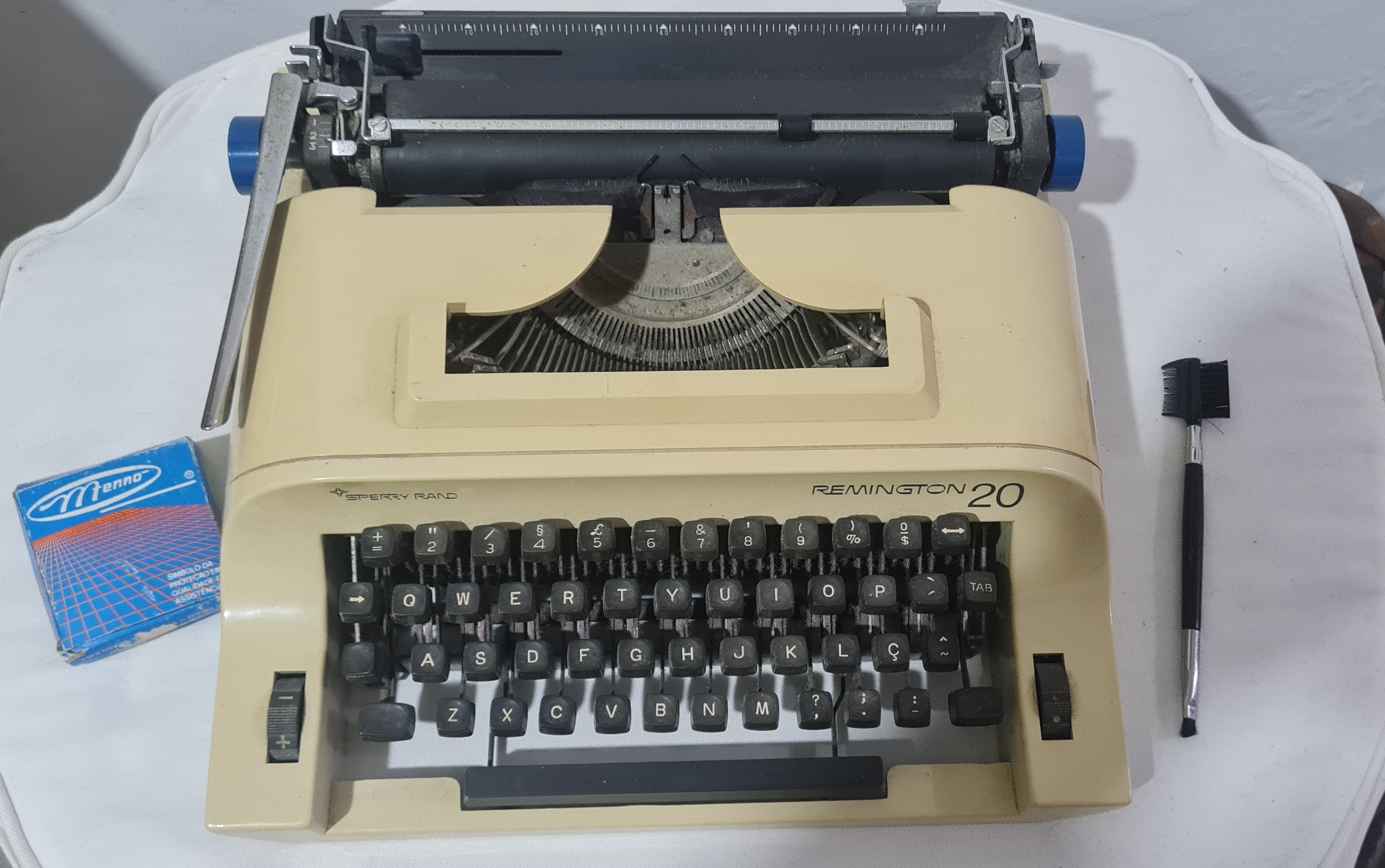 Máquina de Escrever Remington 20 Raridade – Completa com Maleta, Fita Menno e Escova