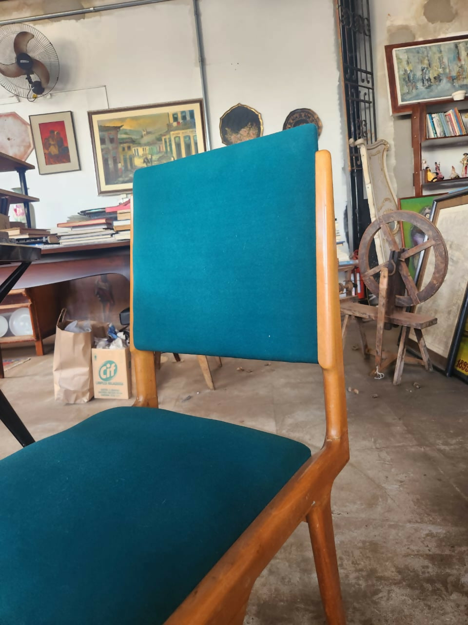 Cadeira antiga estilo SCAPINELLI com estofado azul