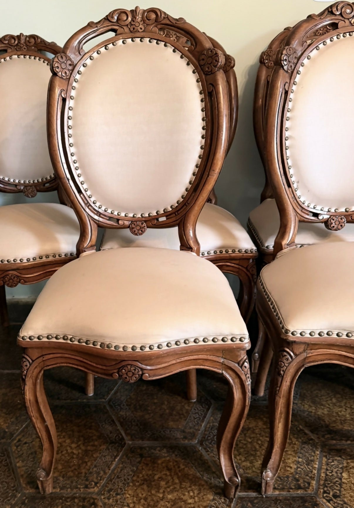 Mesa de jantar clássica com 10 cadeiras.