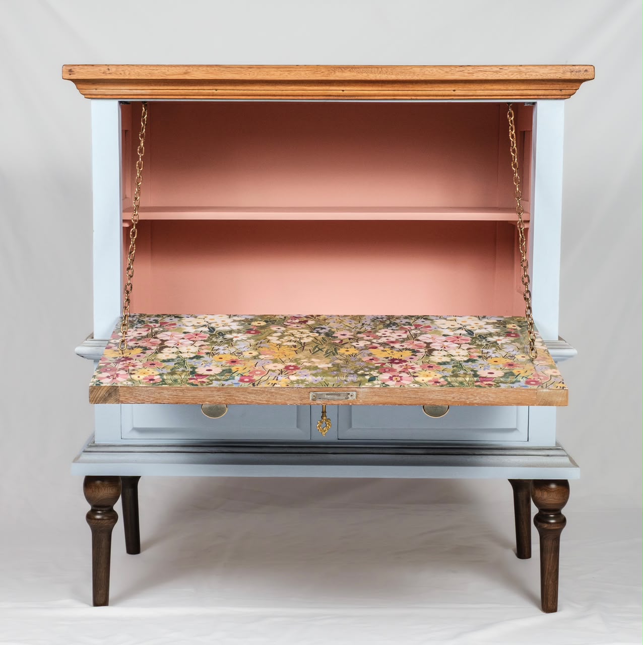 Barzinho Buffet Vintage em Madeira azul claro com Porta Basculante e Gavetas – Jardim Floral