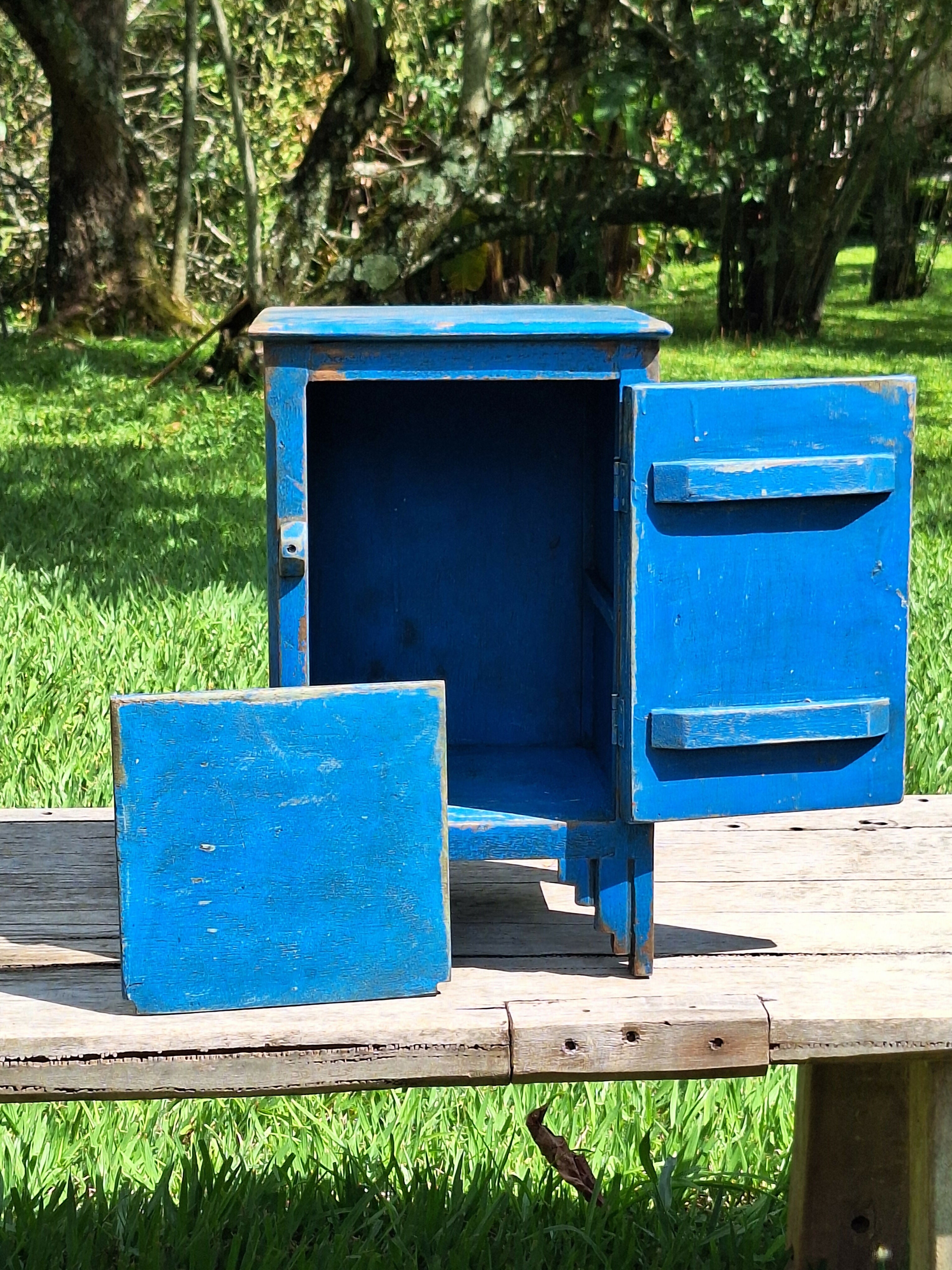 Mesinha de Cabeceira / Armarinho Tinta Gasta Madeira Maciça Garimpo Mineiro