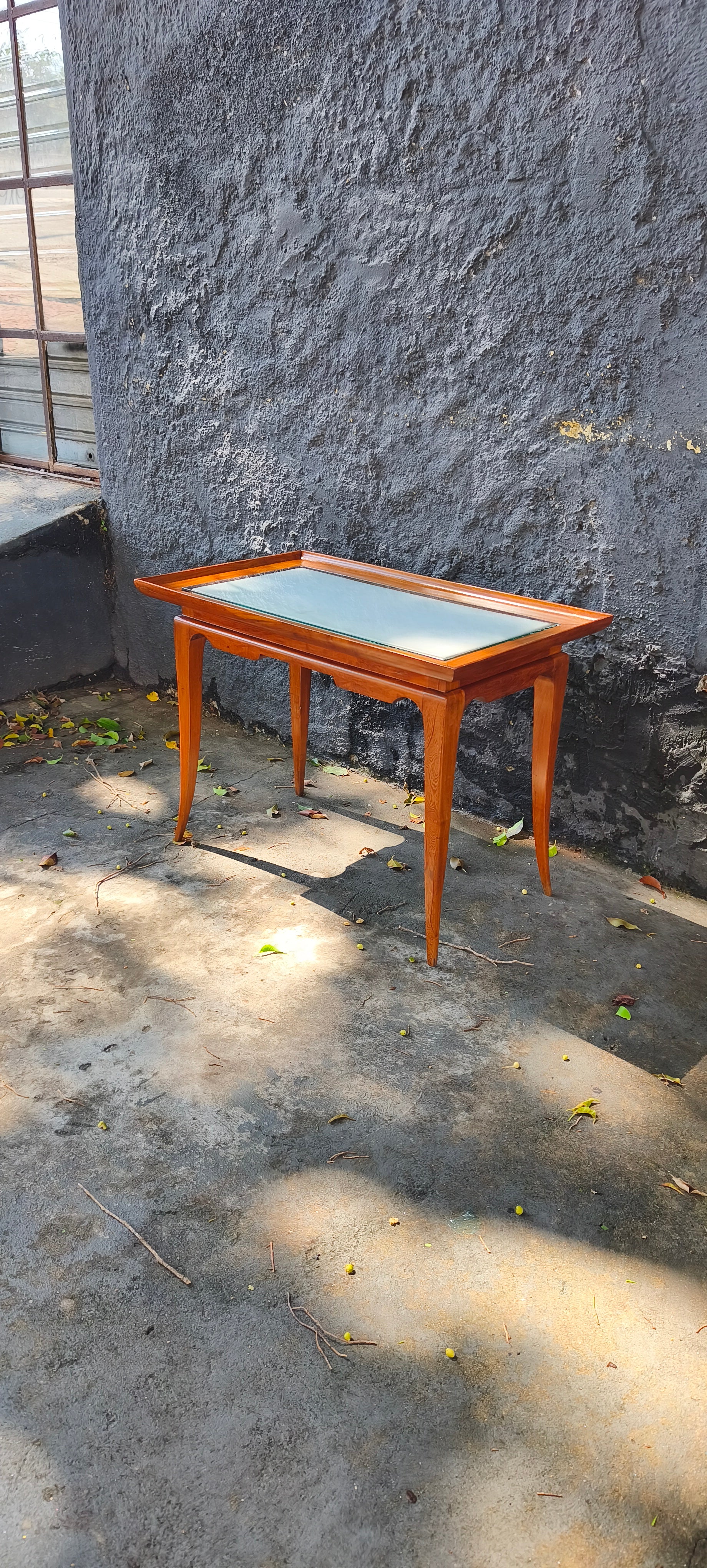 Mesa de centro retangular em madeira clara com tampo estofado em couro branco - restaurada