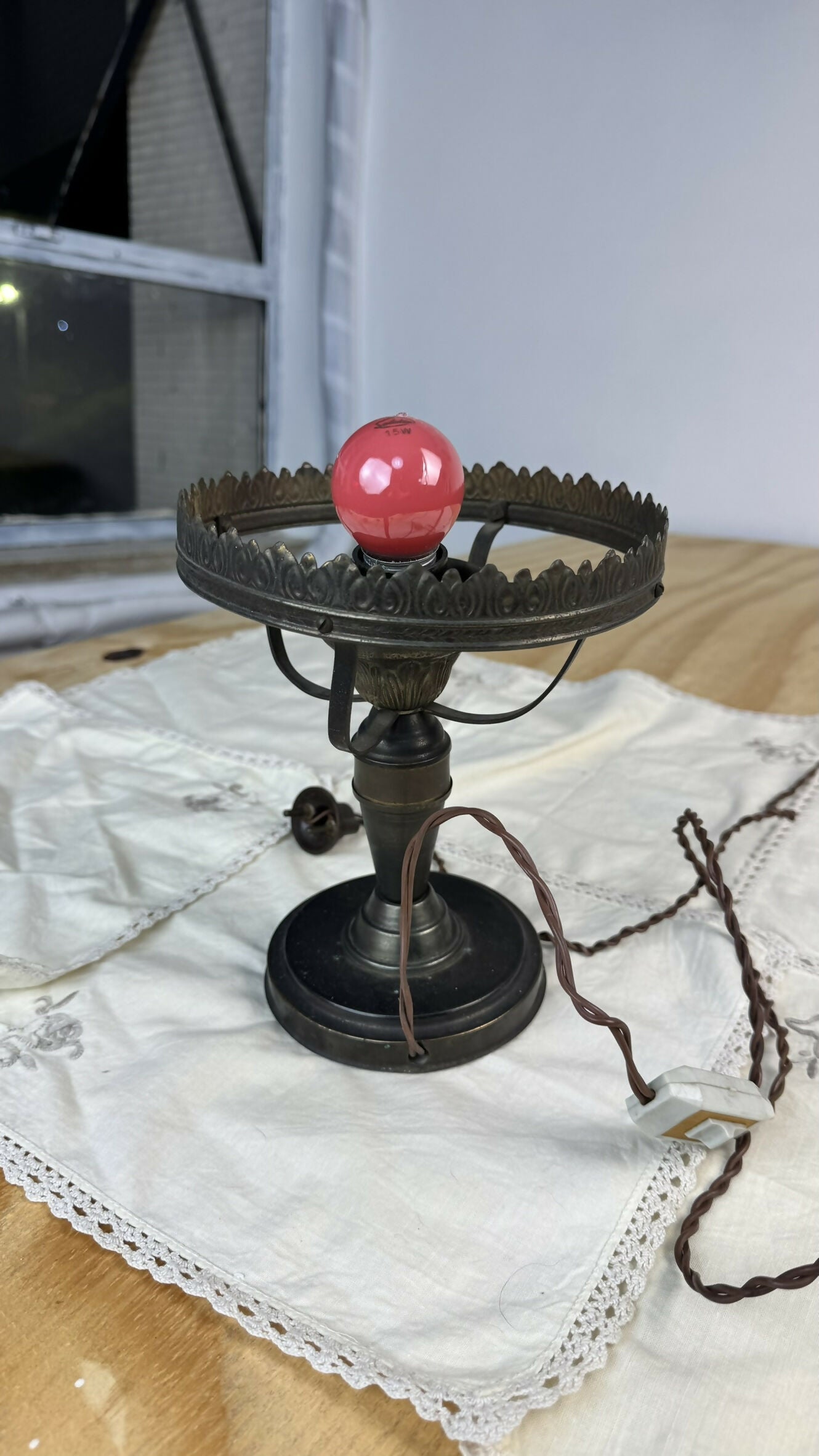 Abajur de Mesa Clássico | Estilo Lampião com Cúpula em Vidro Opalino (Milk Glass)