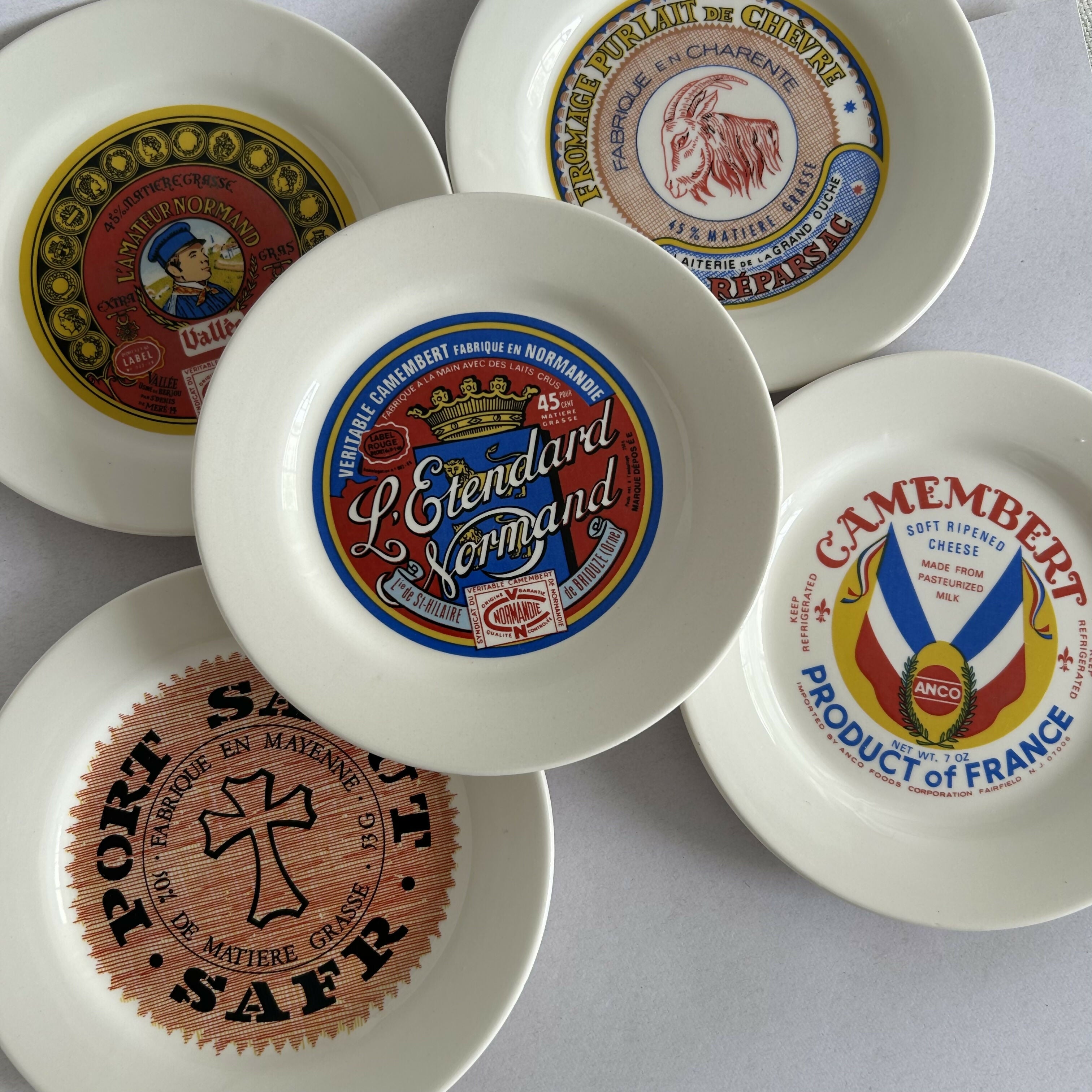 Conjunto de 5 Pratos para Queijo Vintage – Coleção Rótulos Franceses (Tropic Art)