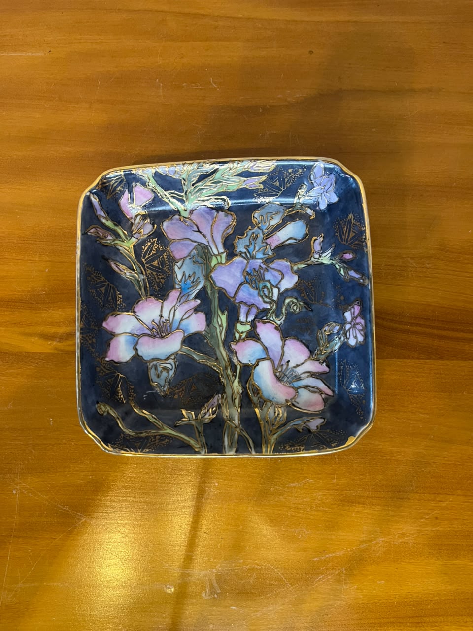Prato Decorativo Quadrado Fleurette – Flores em Relevo e Dourado