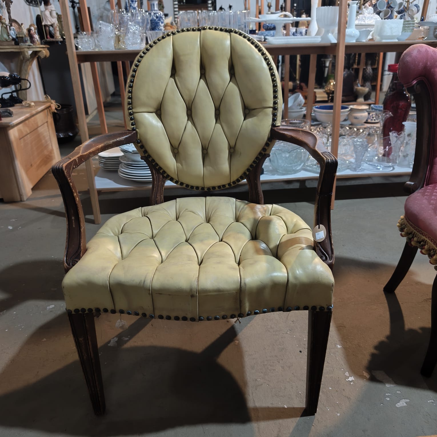 Poltrona Vintage em Madeira com Estofamento Capitonê