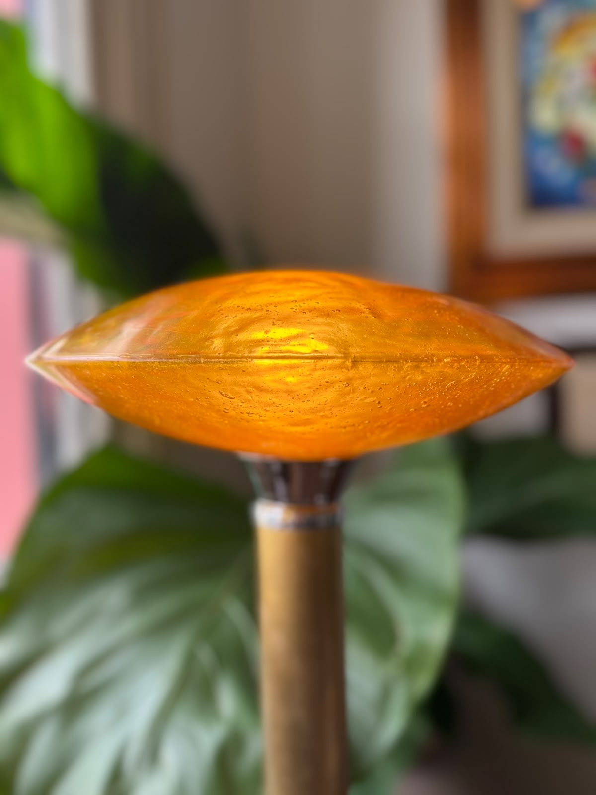 Luminária Abajur com cúpula em acrílico em forma de disco na cor amarela , base em resina e haste metálica