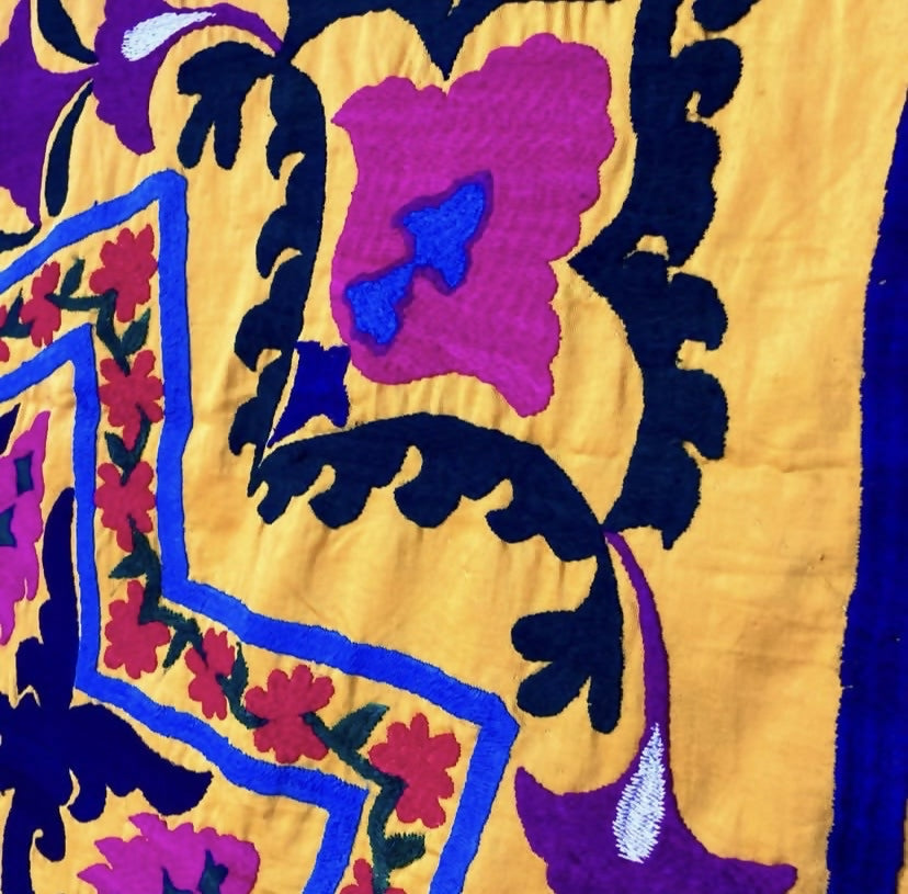 Bordado Suzani feito no Uzbequistão