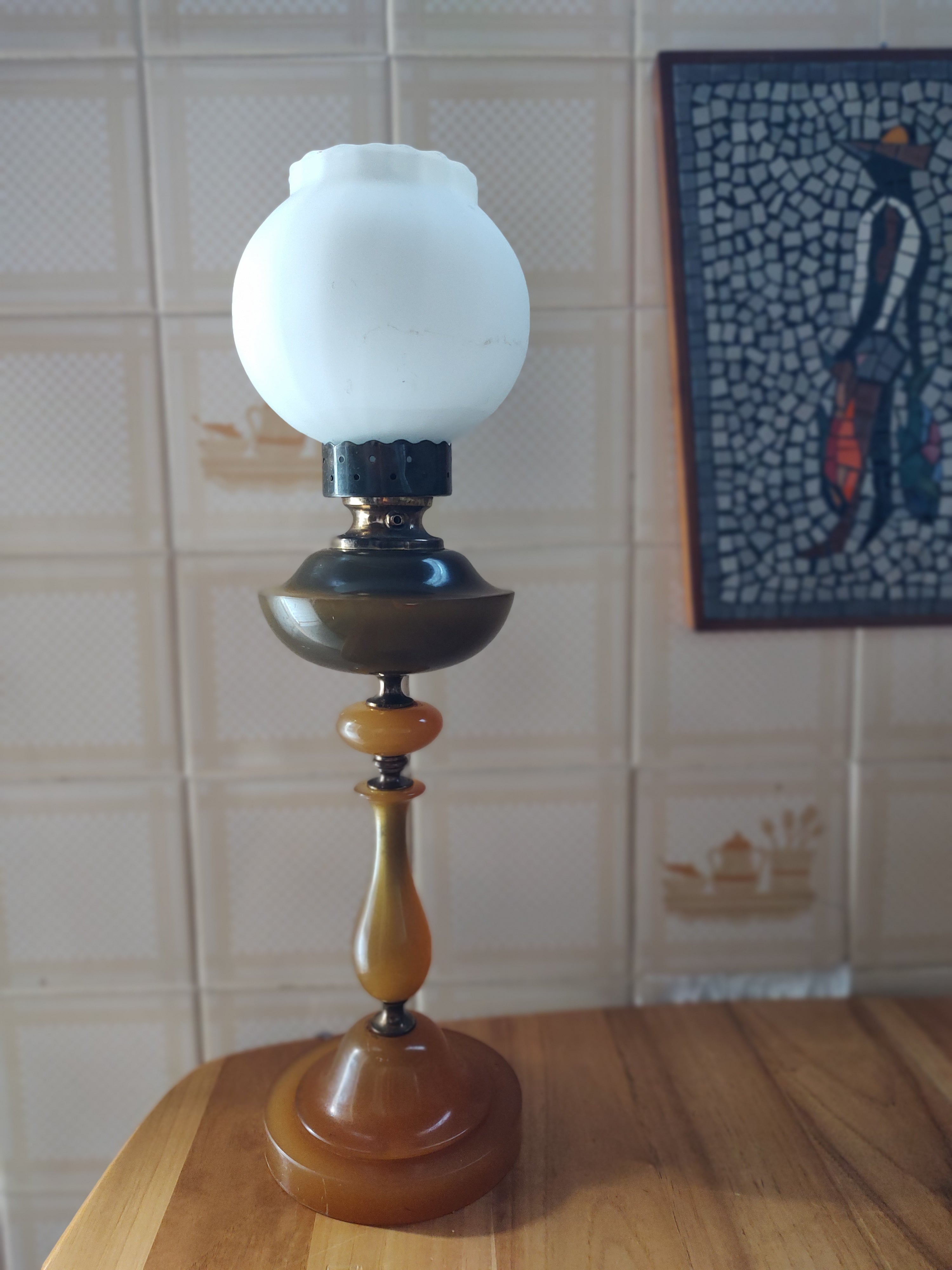 Maravilhoso Abajur / Luminária em acrílico com cúpula de vidro leitoso