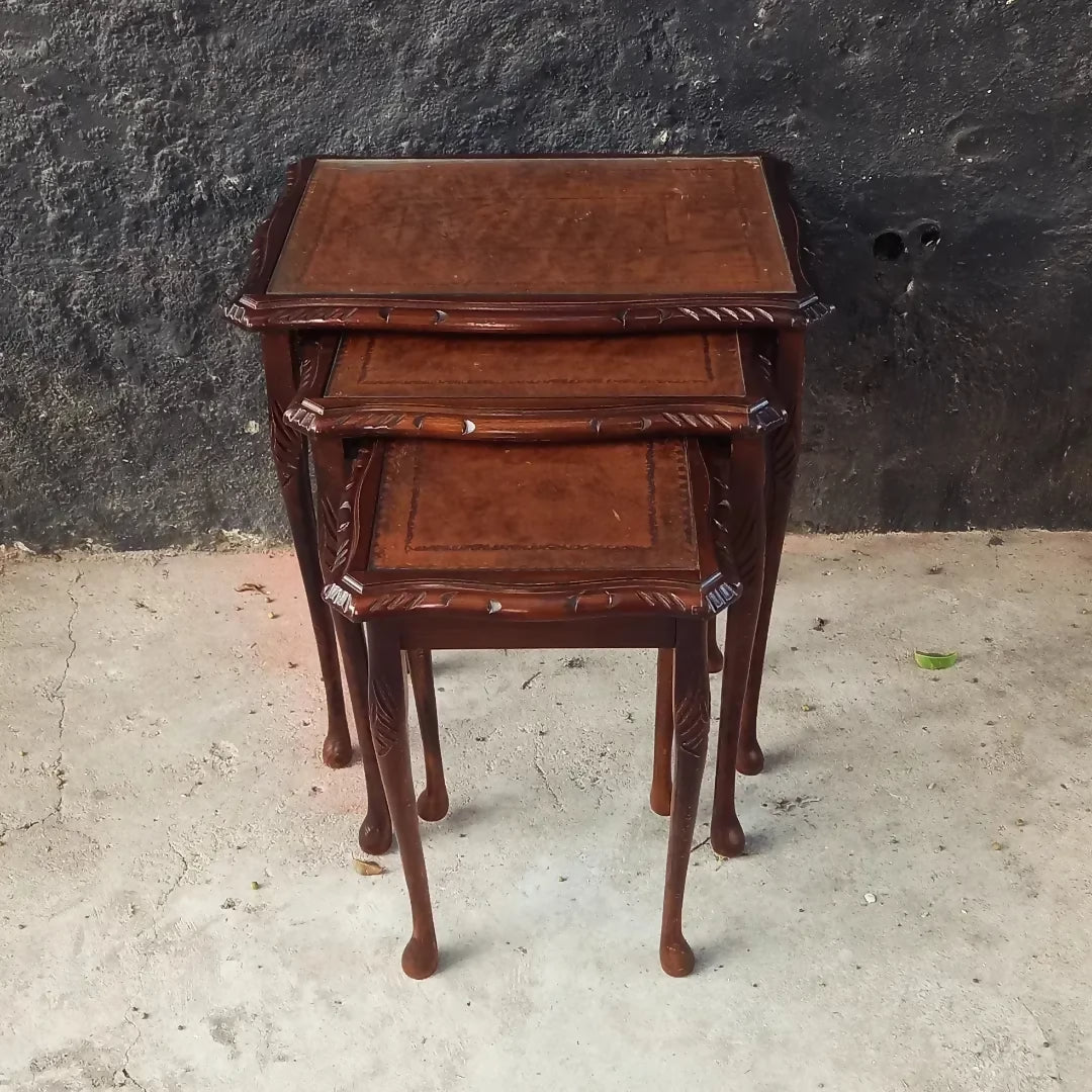 Mesa Ninho Inglesa com tampo em couro com detalhes dourados e vidro (restaurada) 