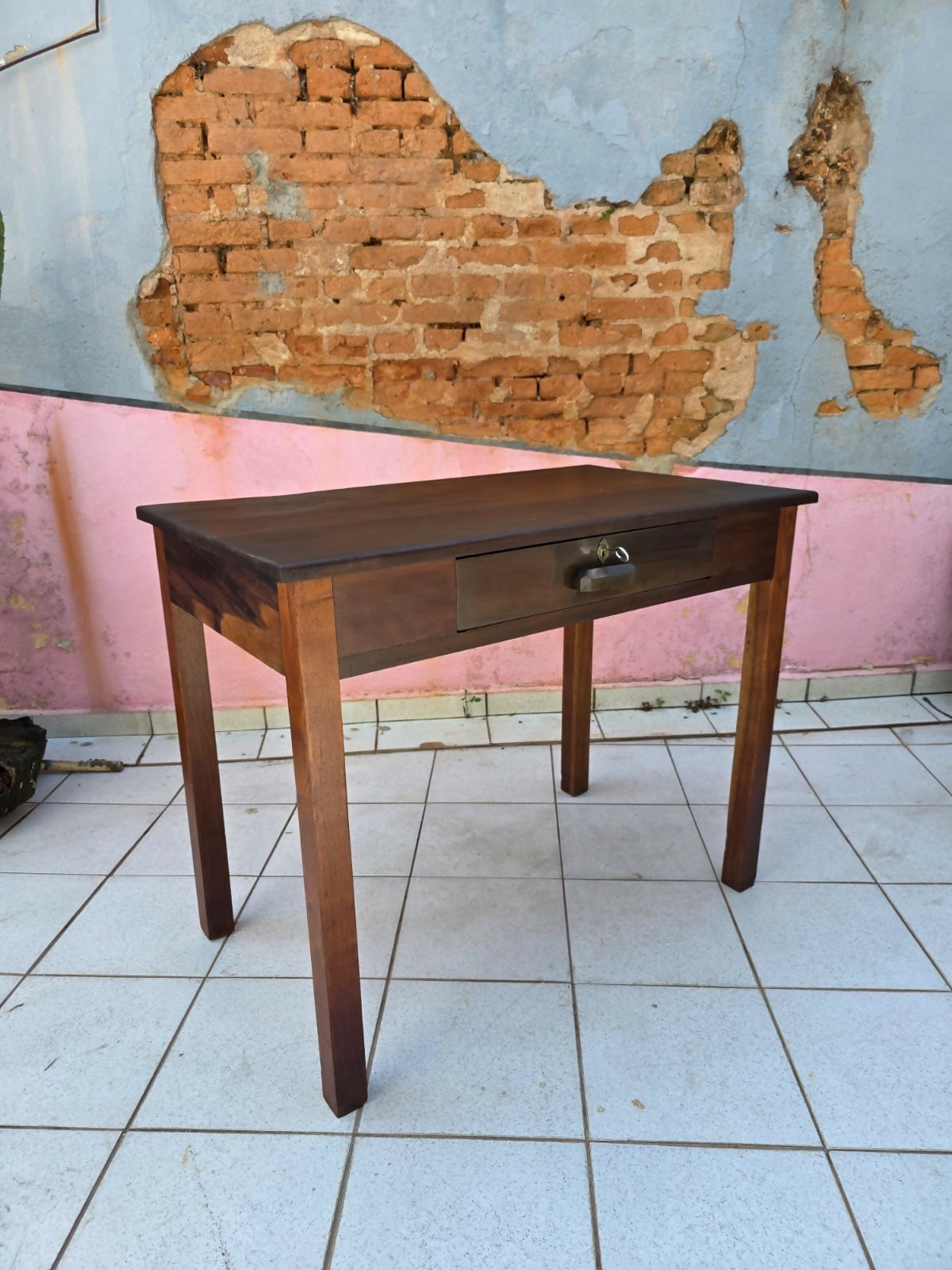 Escrivaninha em imbuia maciça, década de 50