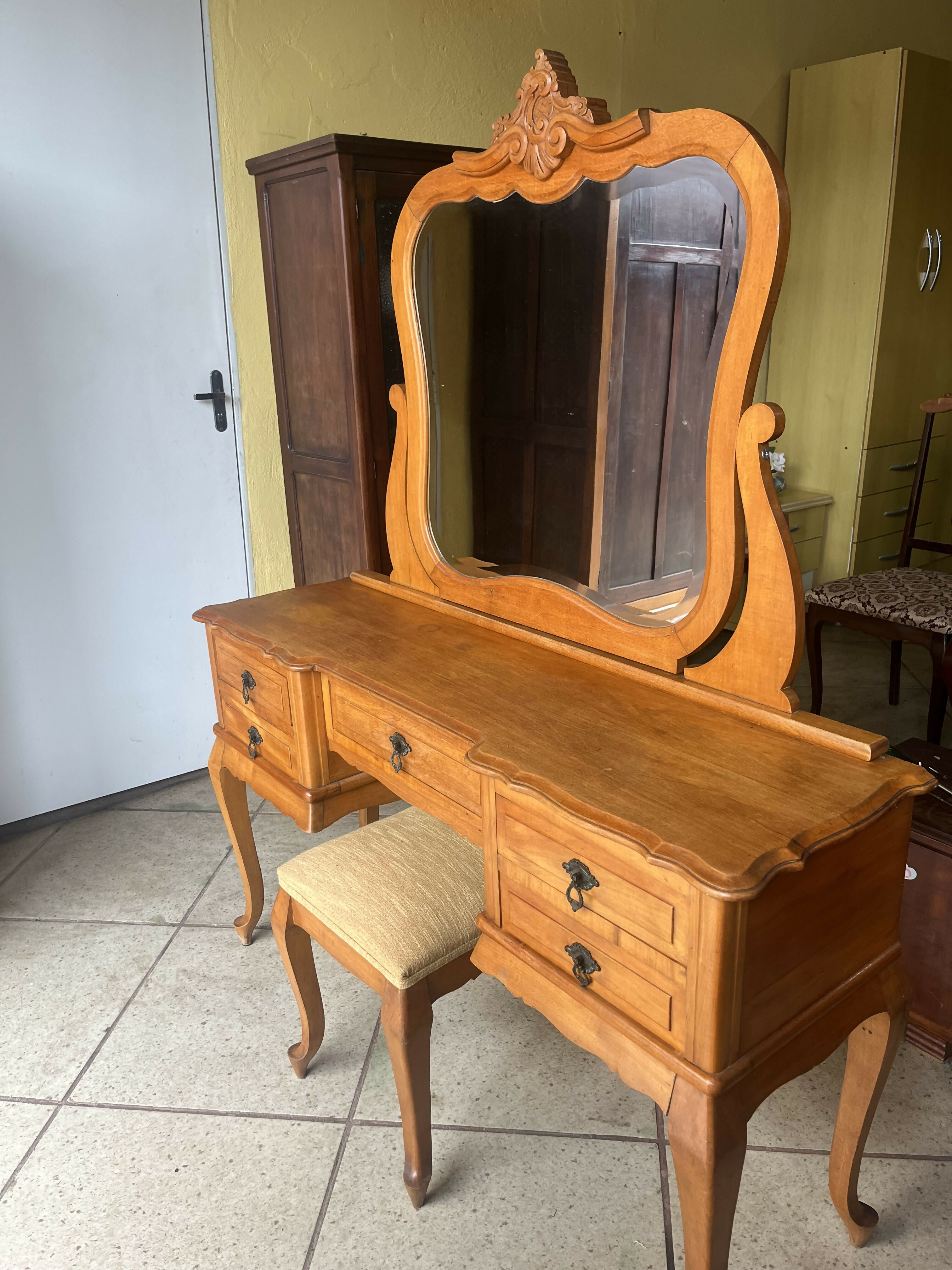 LINDA PENTEADEIRA COM BANQUETA ANTIGA