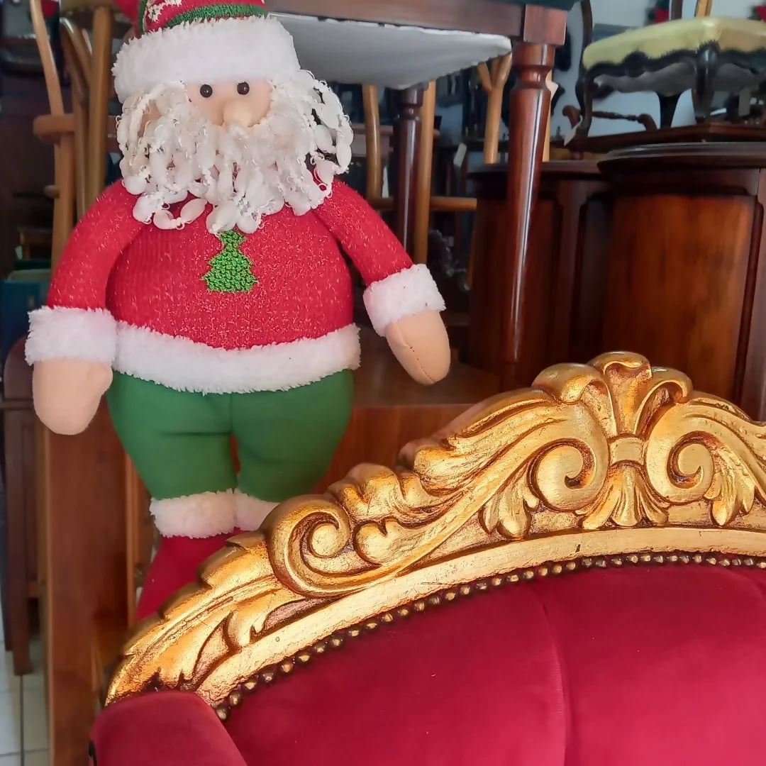 Poltrona de Papai Noel Luis XV dourada e estofado vermelho 