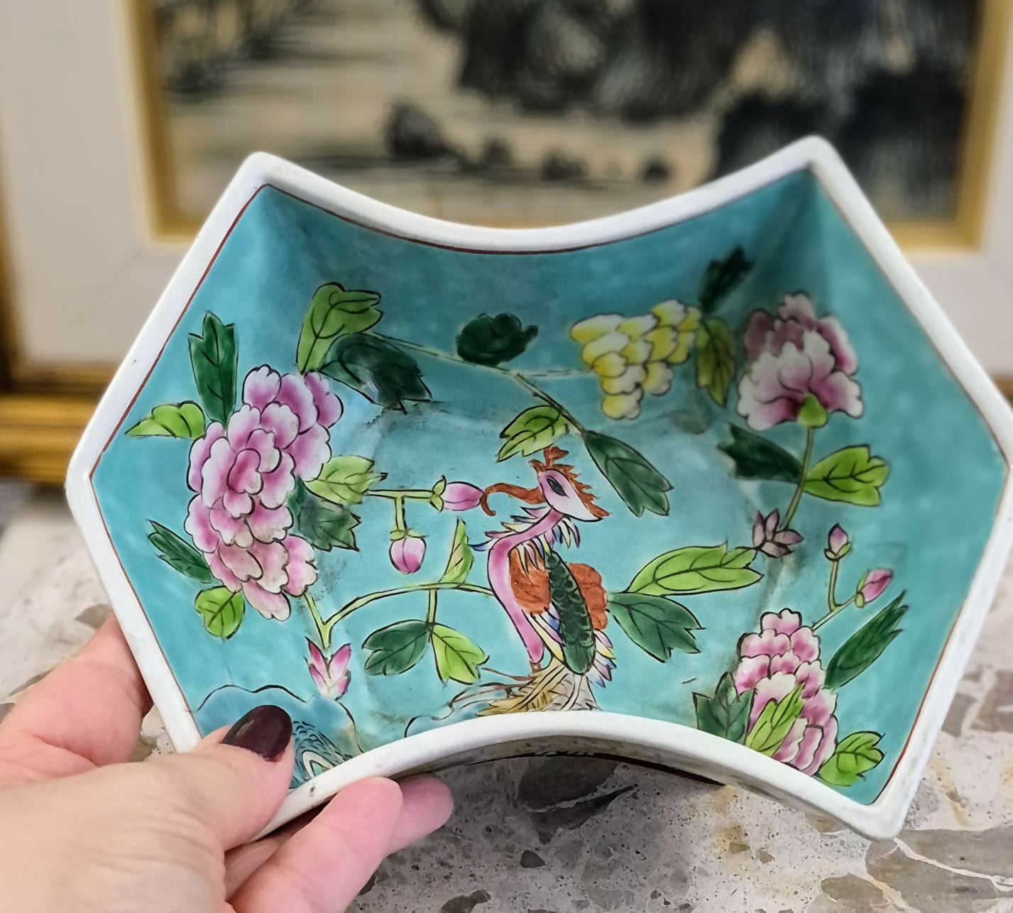 Maravilhoso centro de mesa sextavado em pasta de porcelana, anos 40, Família Rosa, decorado com peônias.