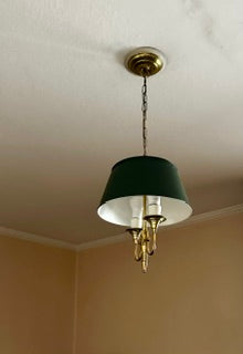 Luminária de teto pendente estilo inglesa, 2 bucais com estrutura em bronze e cúpula verde. Medida ; 72 alt.